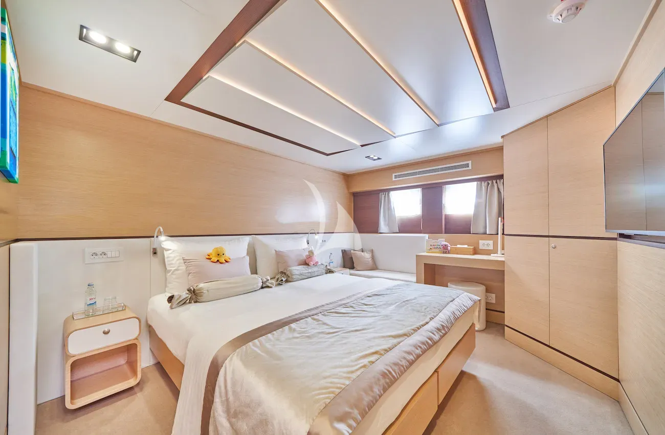 OMNIA Charter Yacht