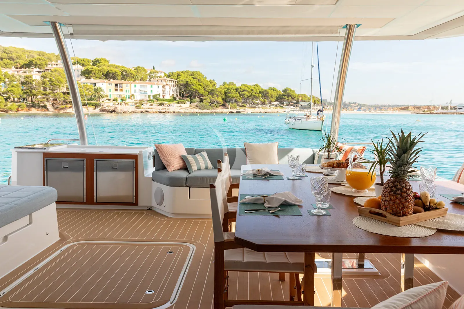 VAGATOR Charter Yacht