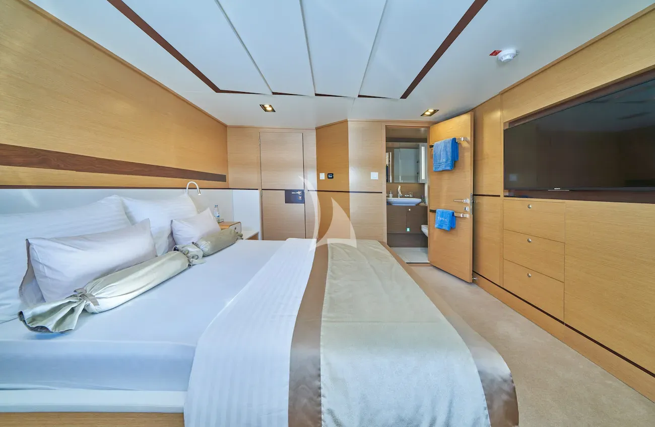 OMNIA Charter Yacht