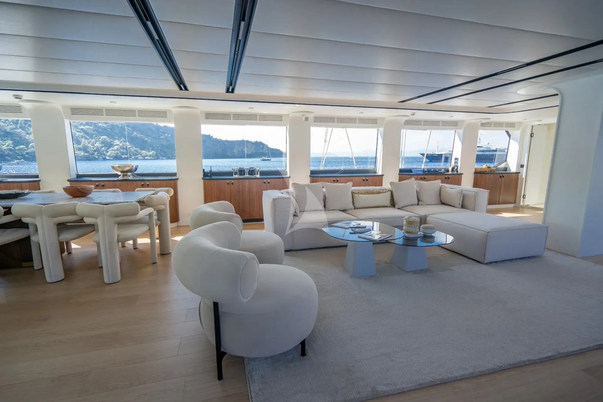 De Love Charter Yacht