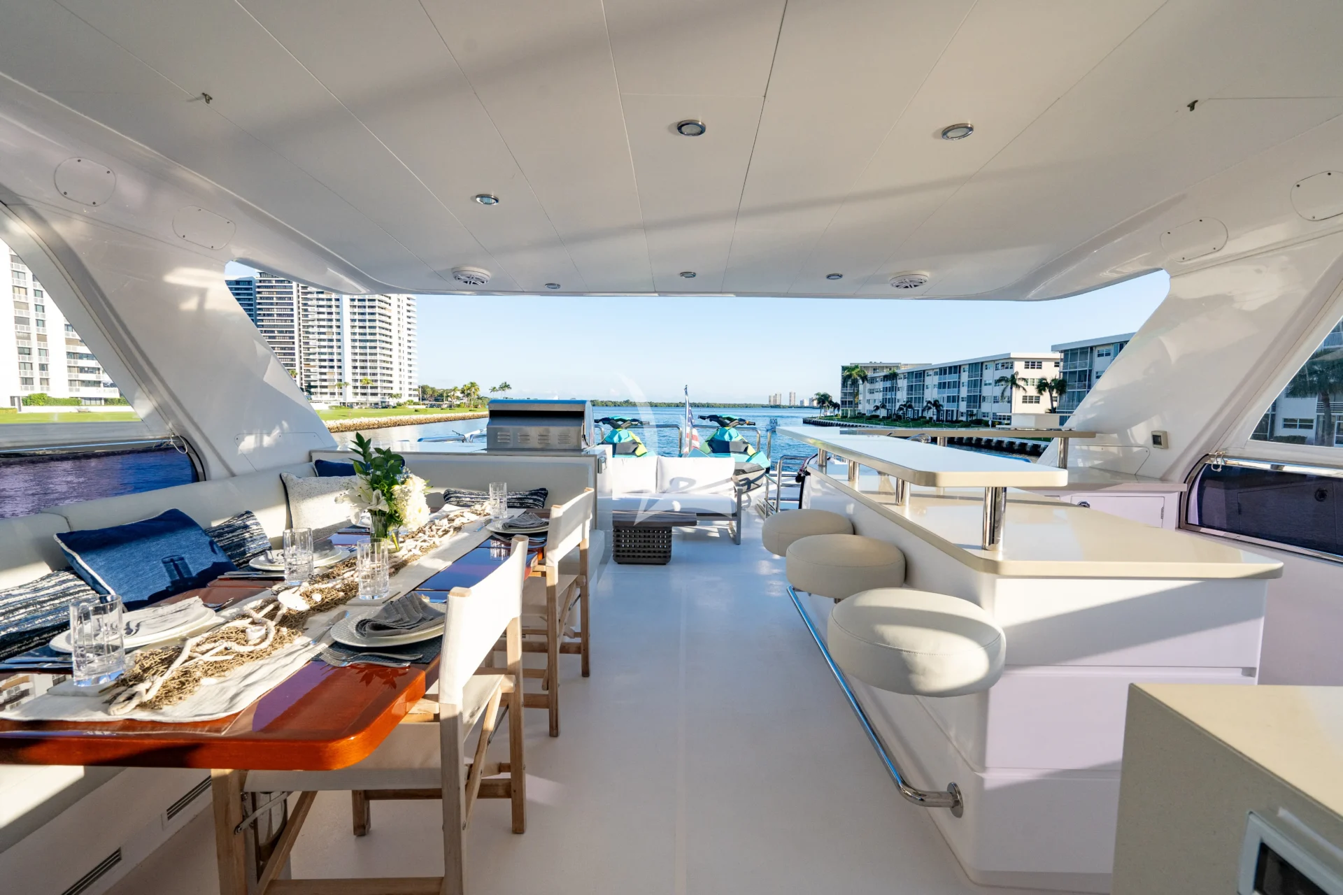 PILOT LOUNGE Charter Yacht