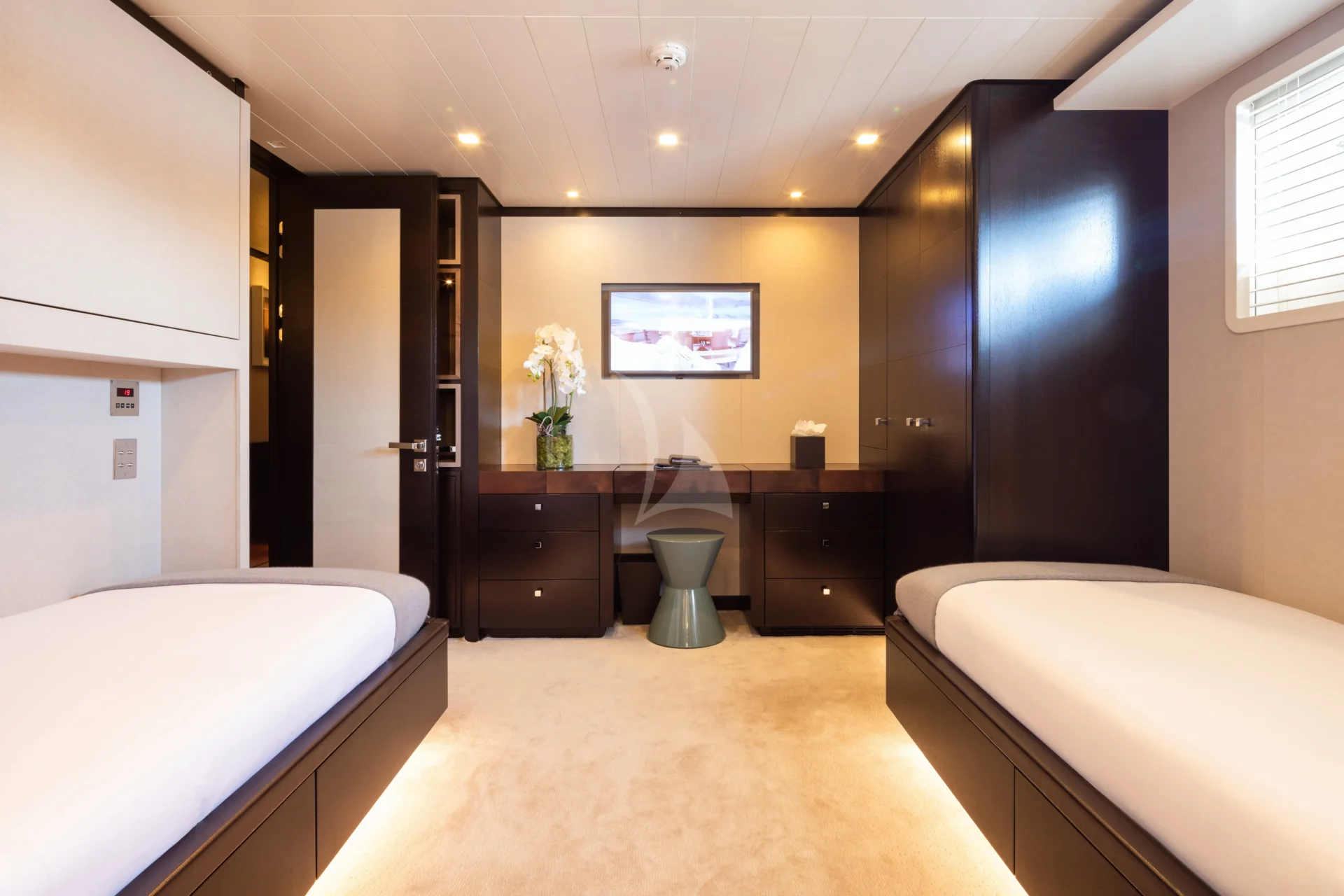 MIRAGE Charter Yacht