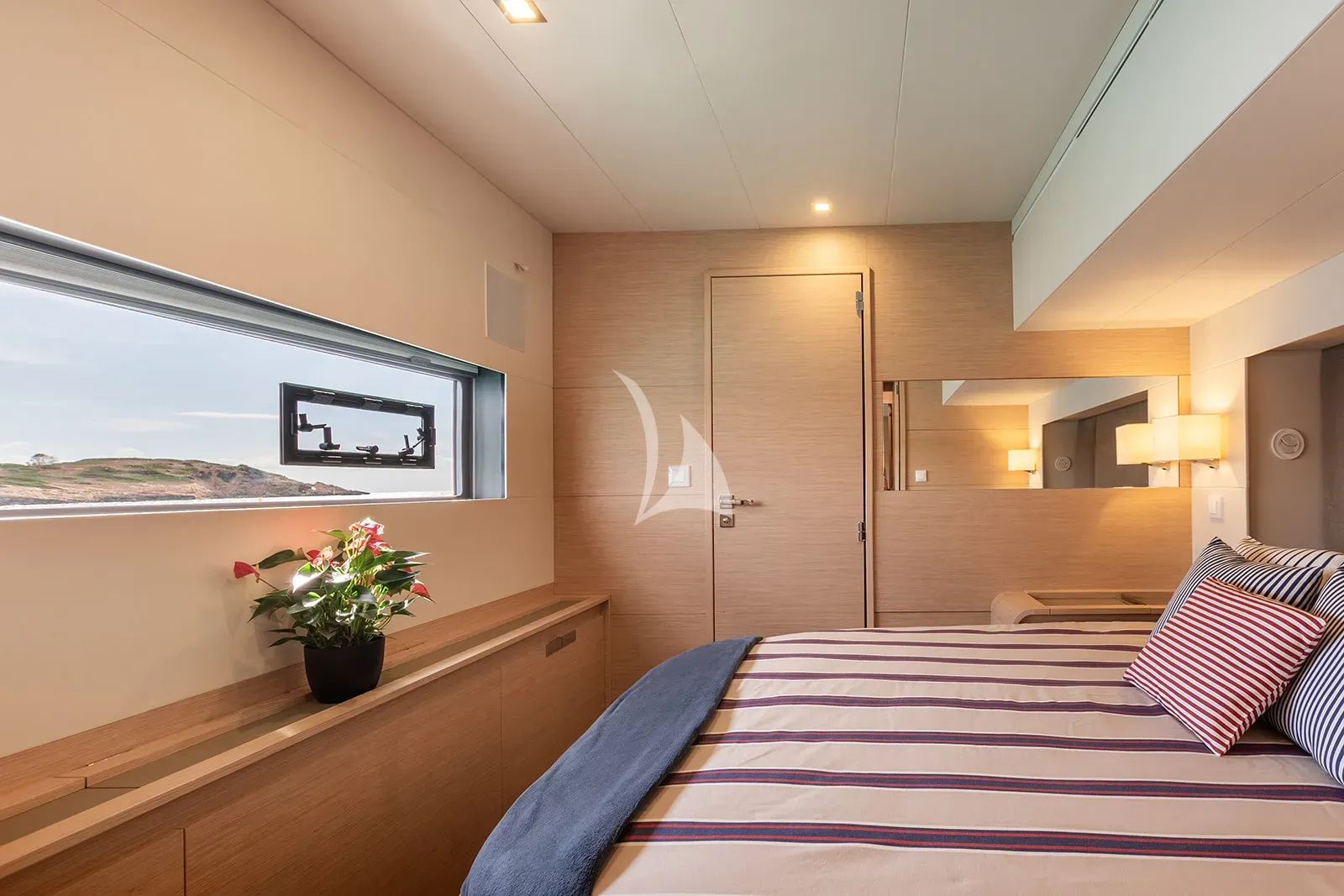VAGATOR Charter Yacht