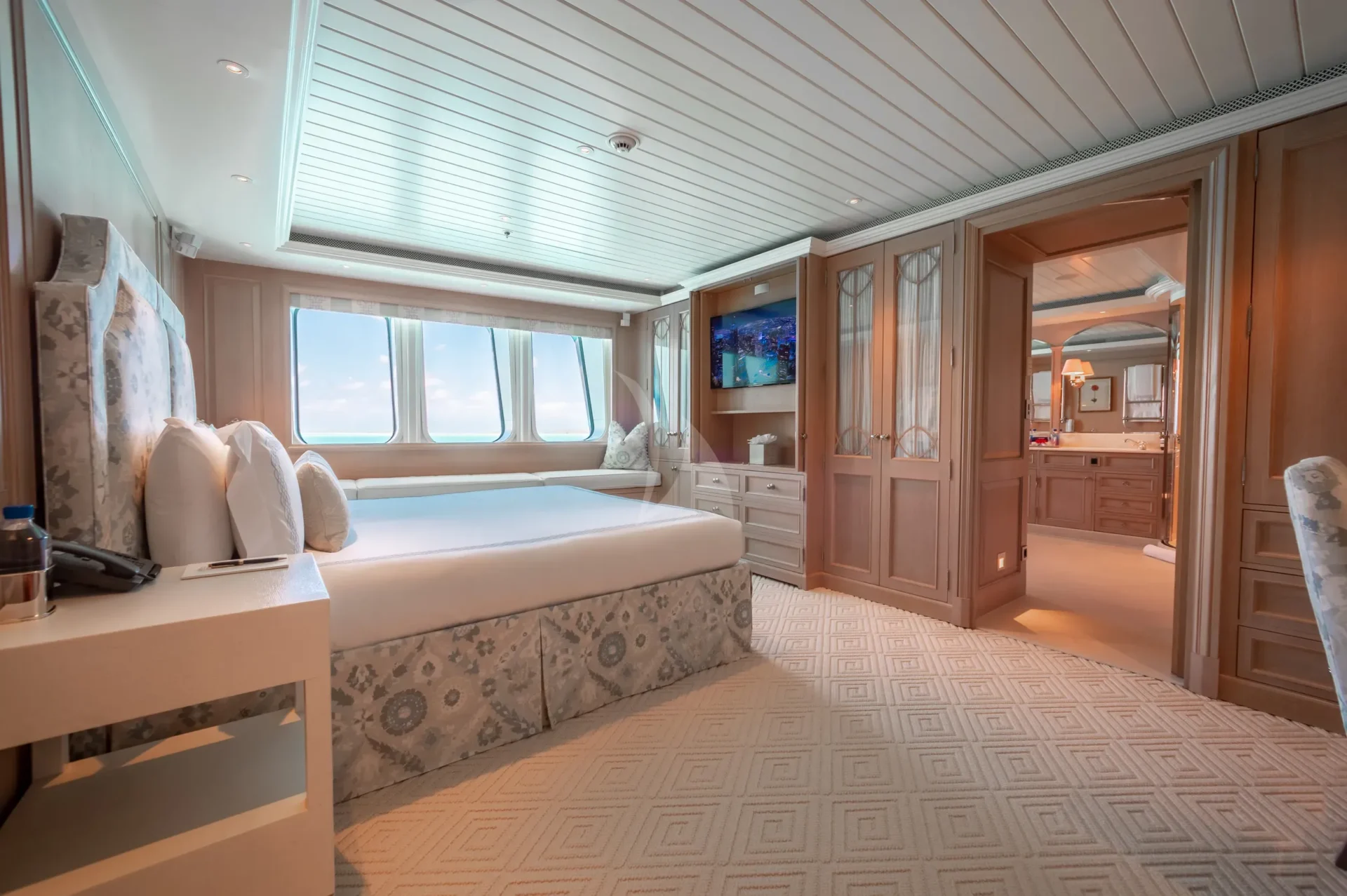 HUNTRESS Charter Yacht