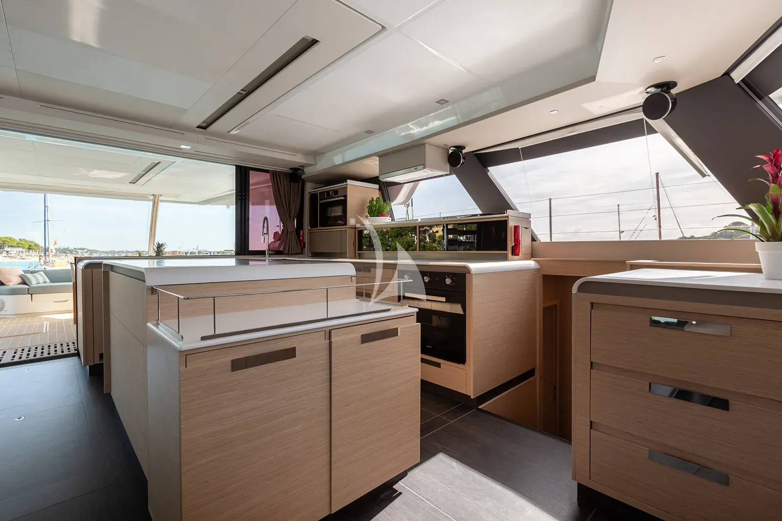 VAGATOR Charter Yacht