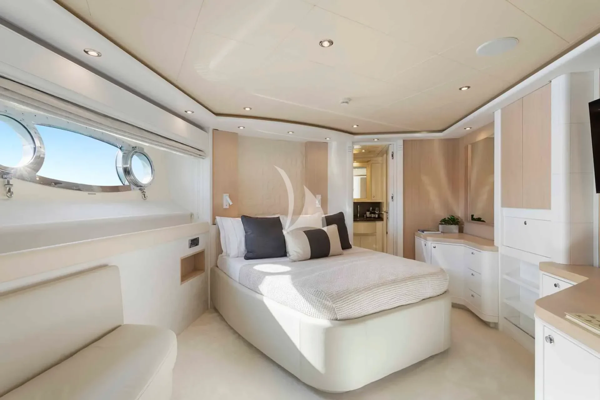 PARADISE Charter Yacht