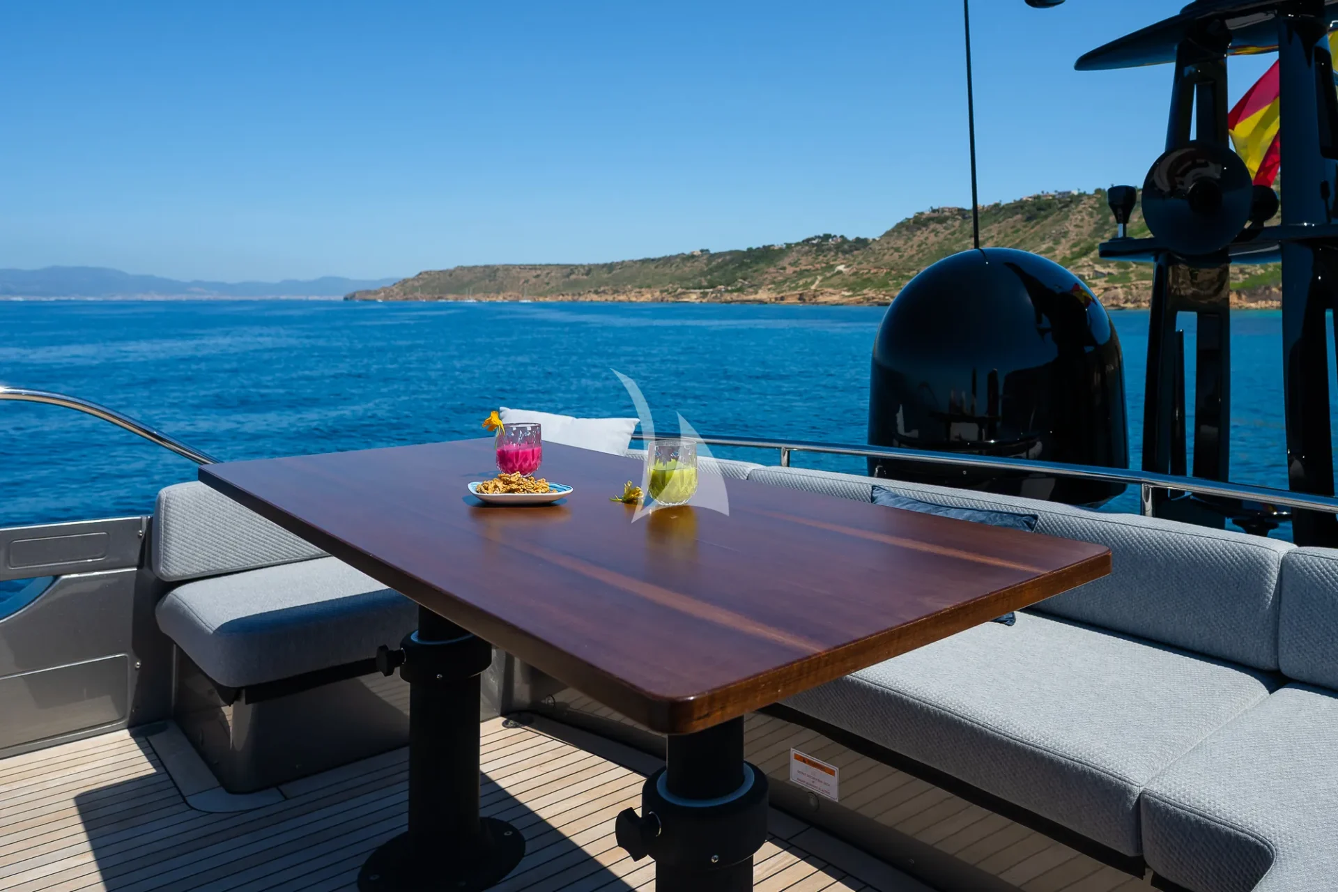 EL MACANN Charter Yacht