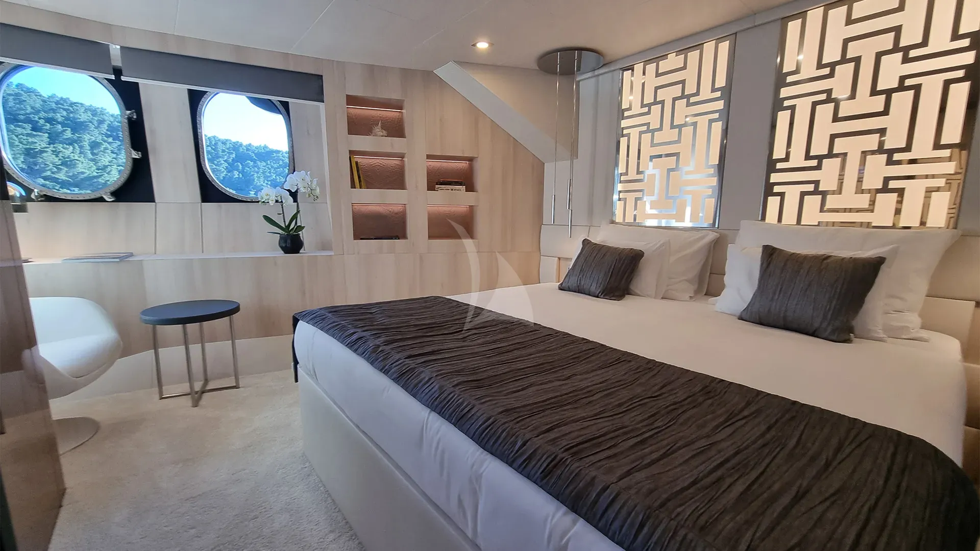 BLACK SWAN Charter Yacht