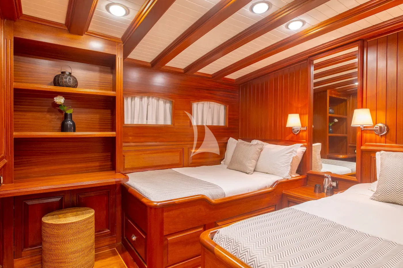 HIC SALTA Charter Yacht