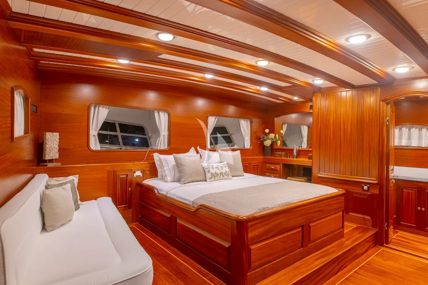 HIC SALTA Charter Yacht