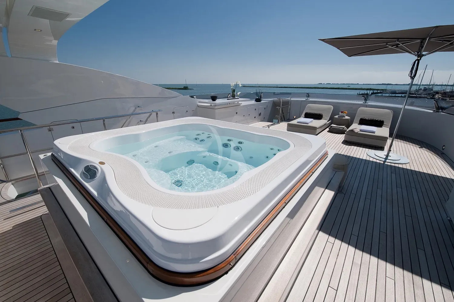LATITUDE Charter Yacht