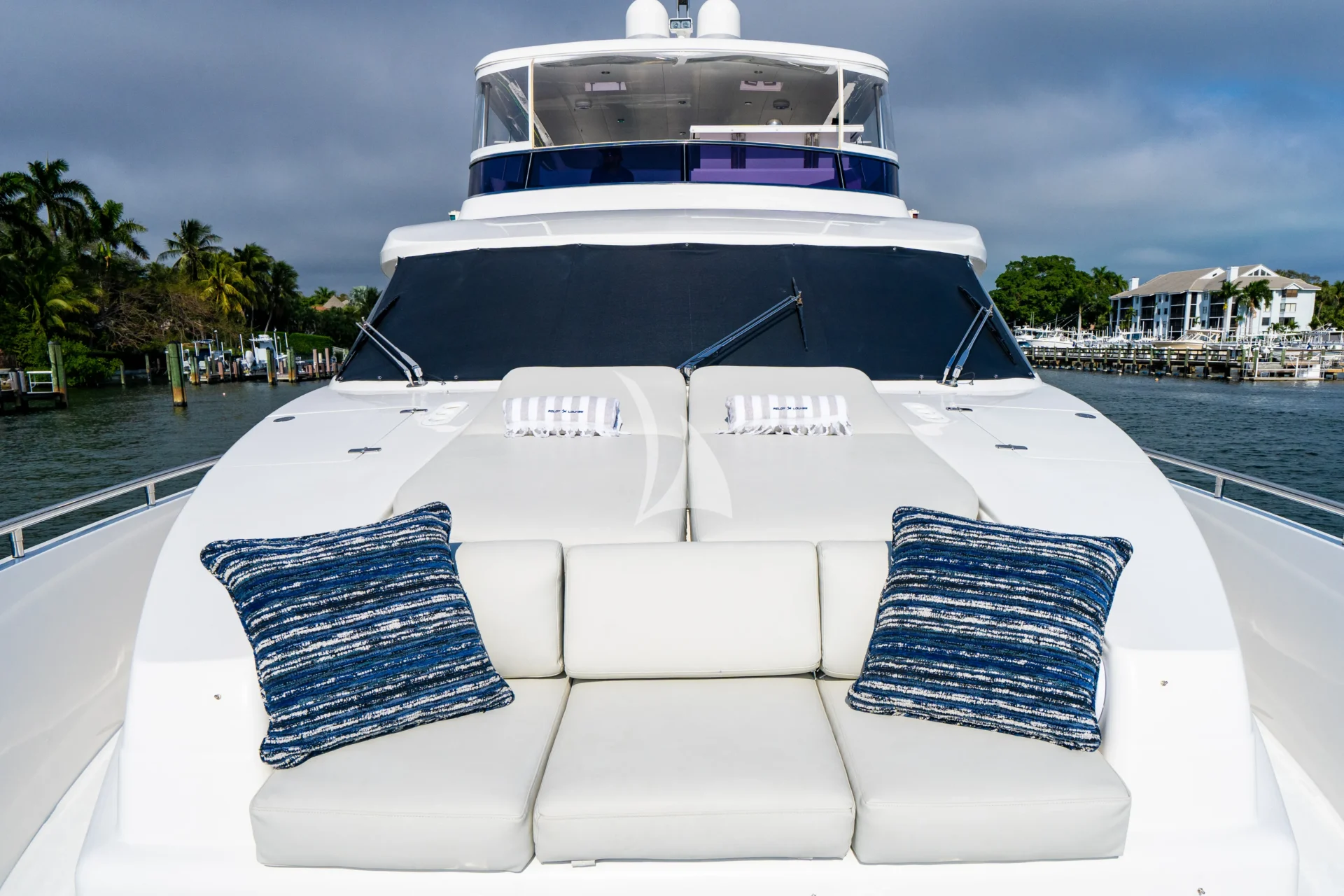 PILOT LOUNGE Charter Yacht