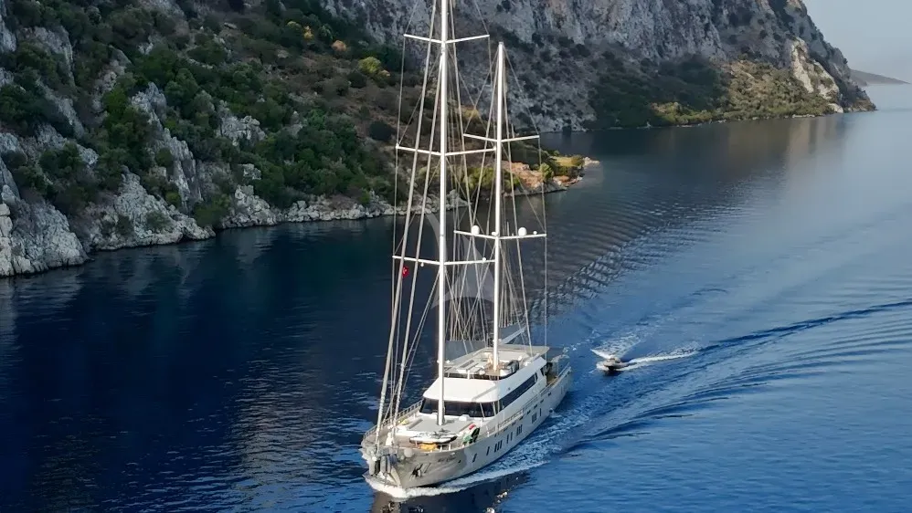 De Love Charter Yacht