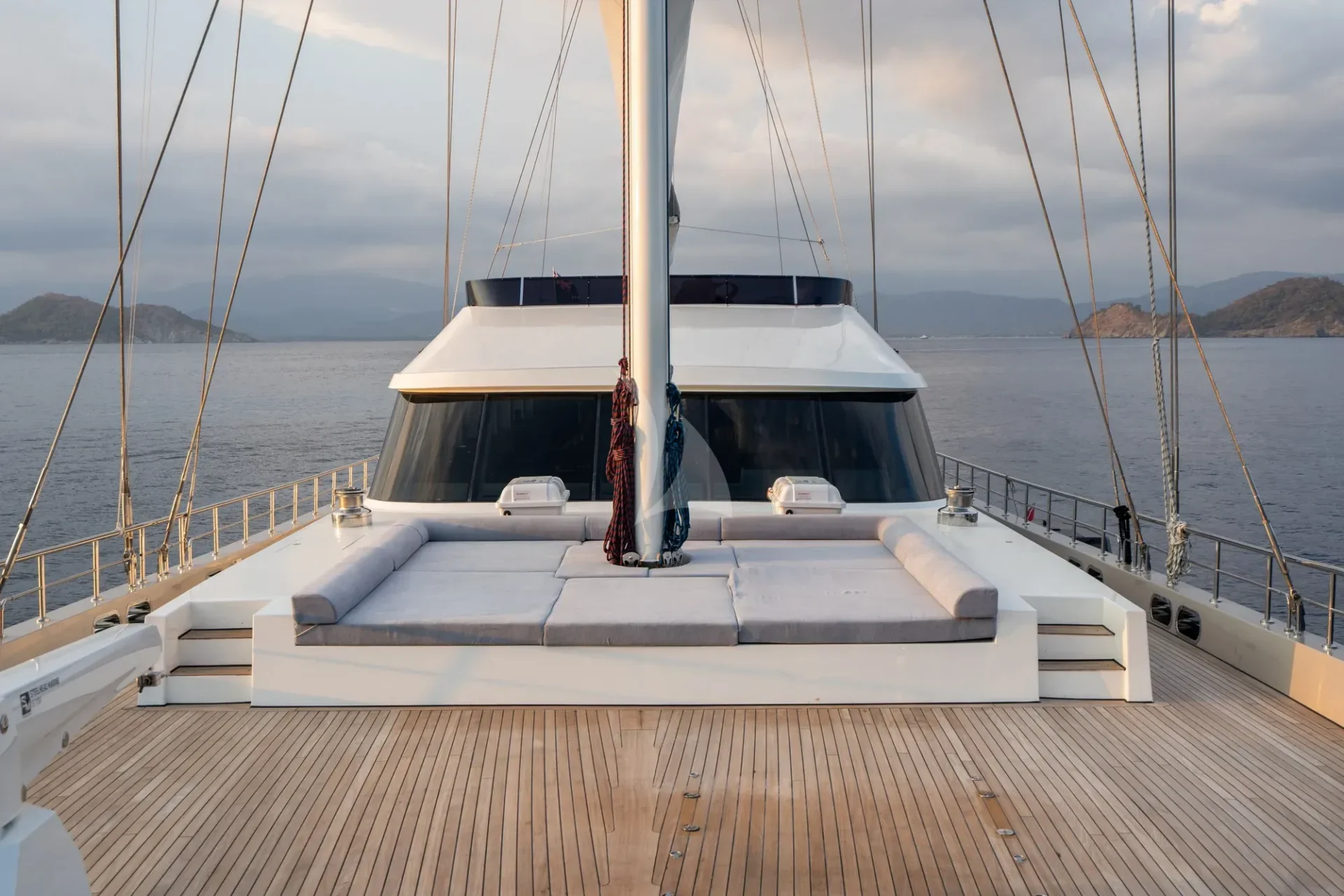 De Love Charter Yacht