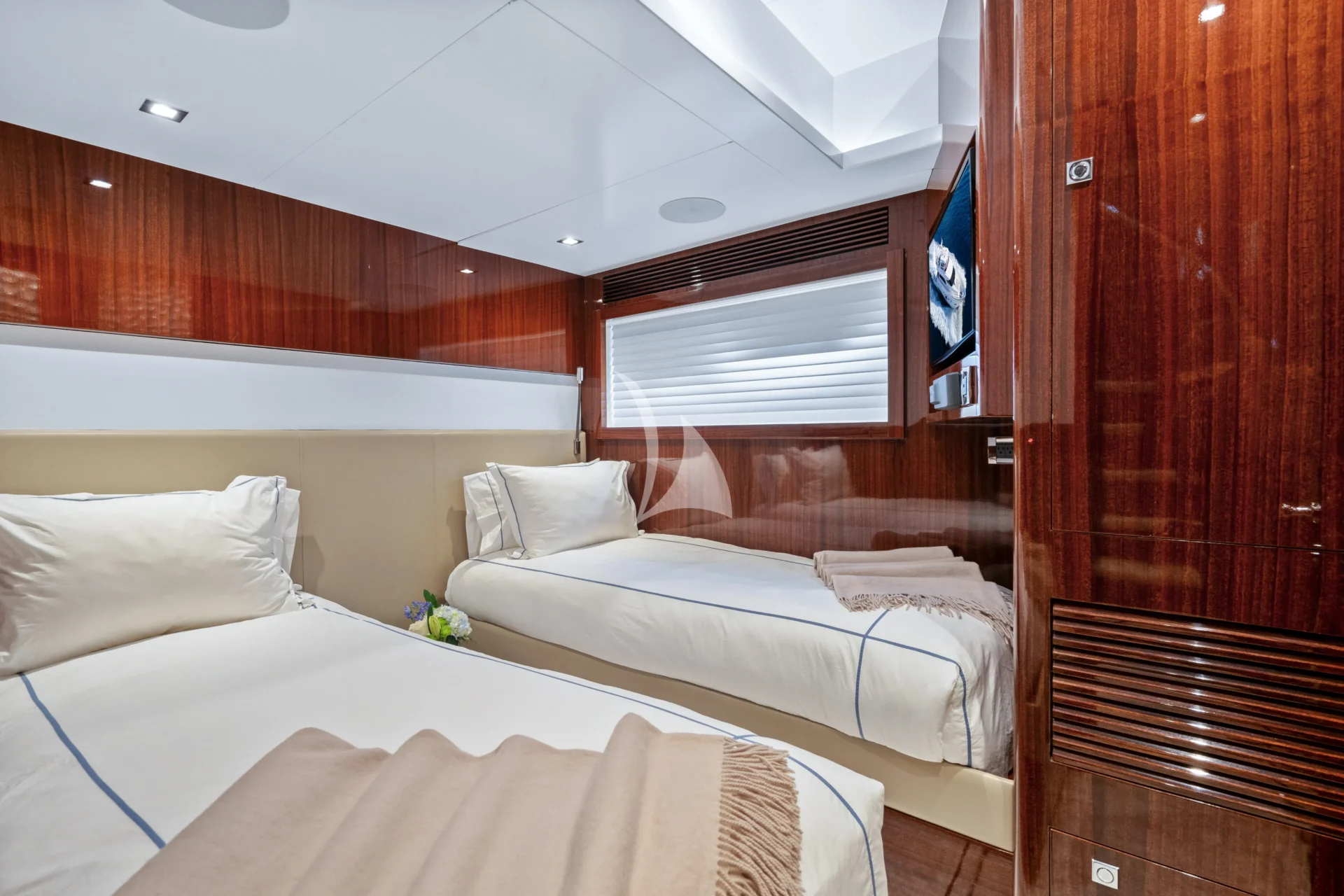 PILOT LOUNGE Charter Yacht