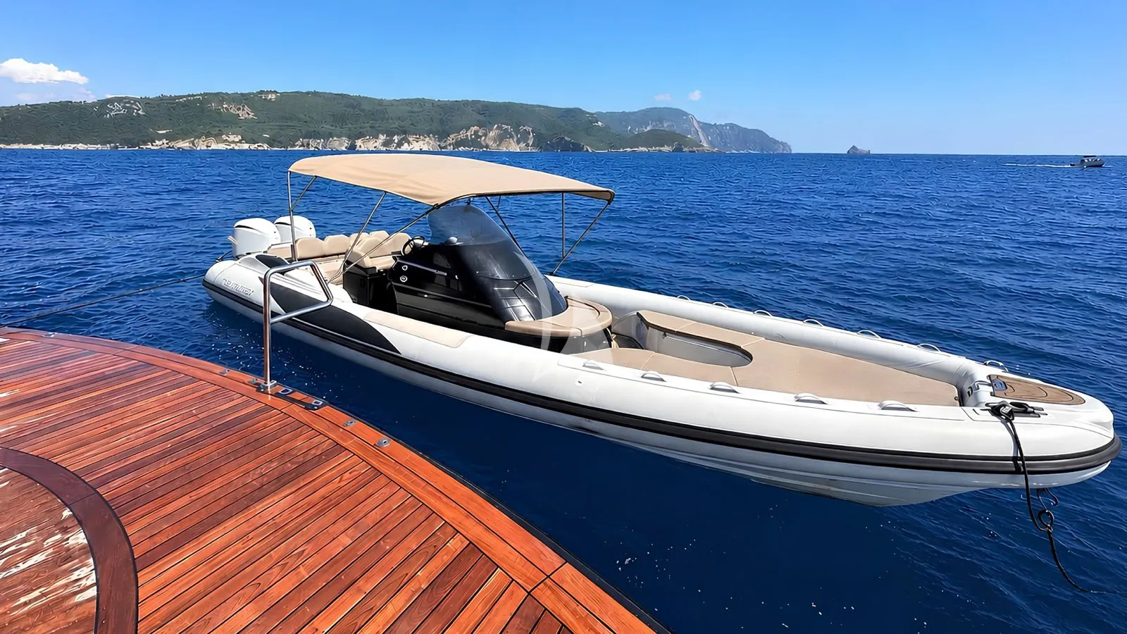 LIQUID SKY Charter Yacht