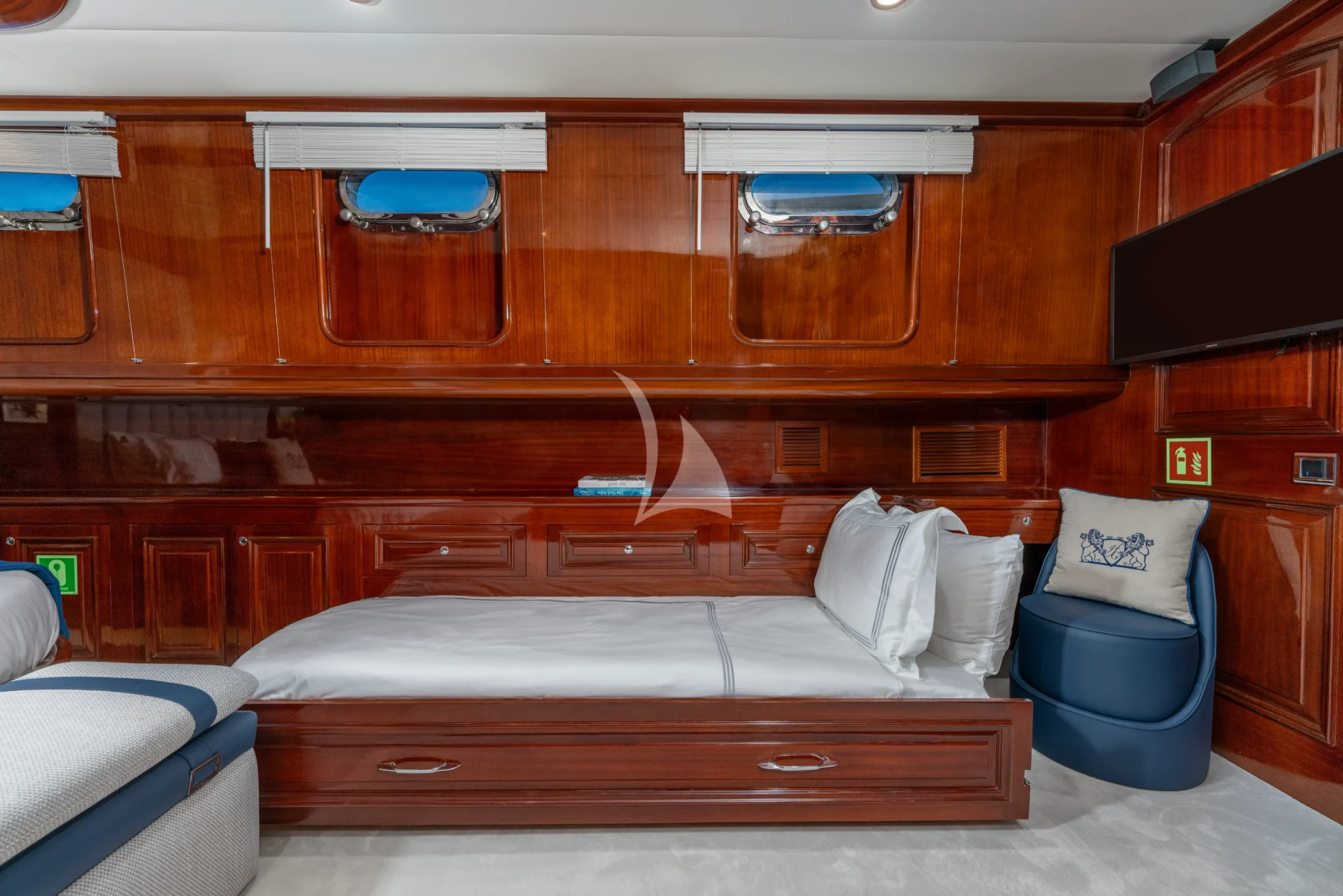 PERFORMANCE FEE Charter Yacht