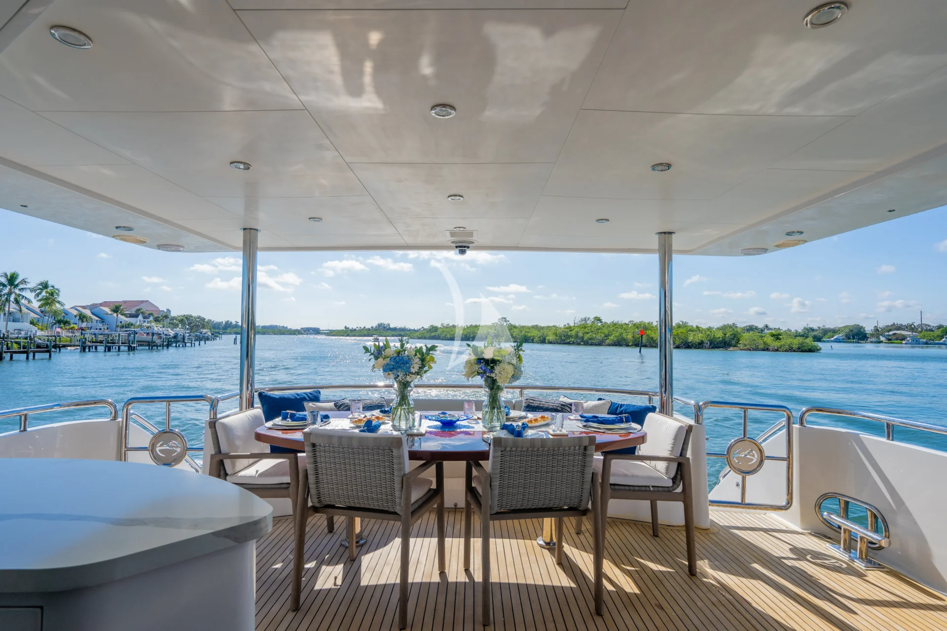 PILOT LOUNGE Charter Yacht