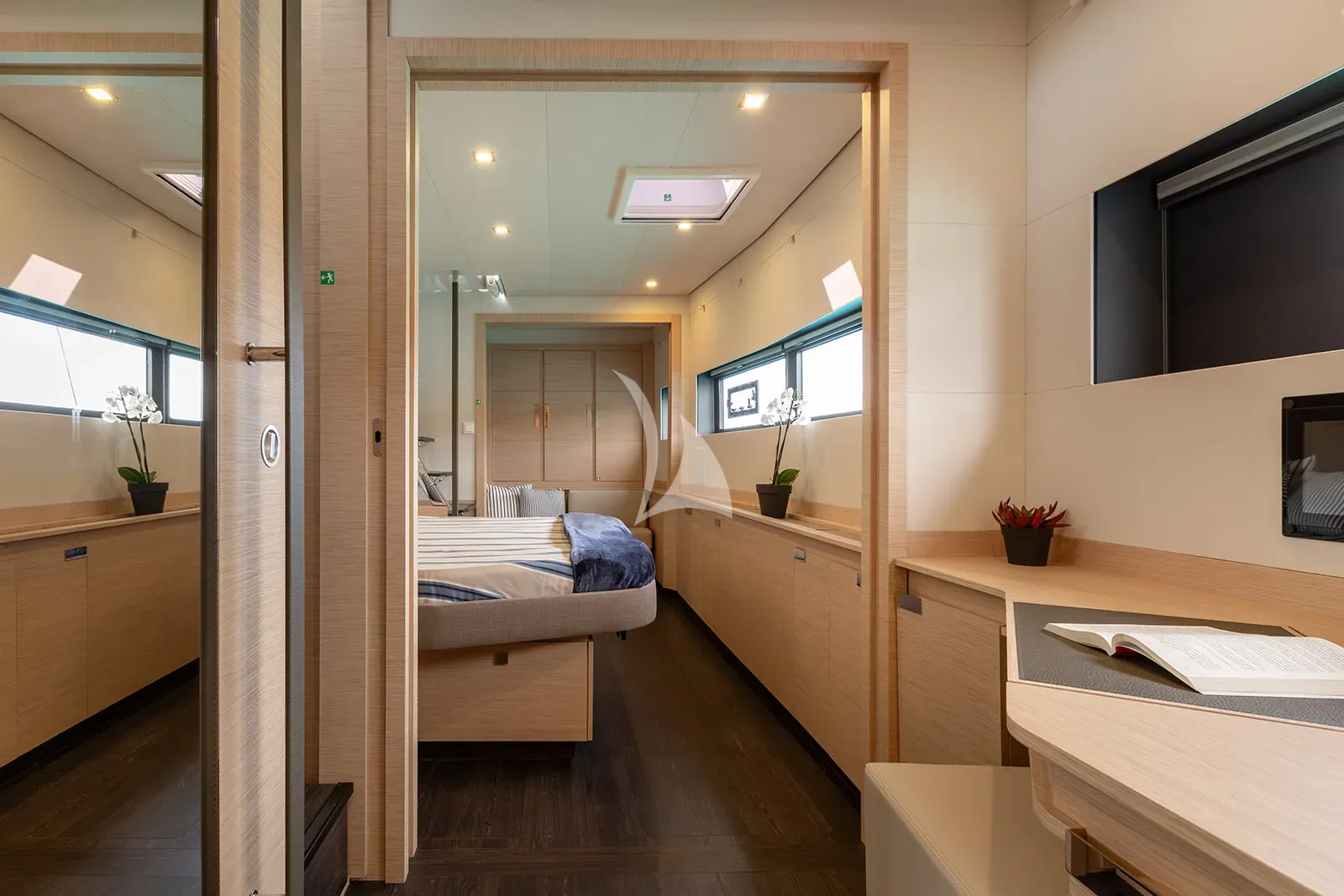 VAGATOR Charter Yacht