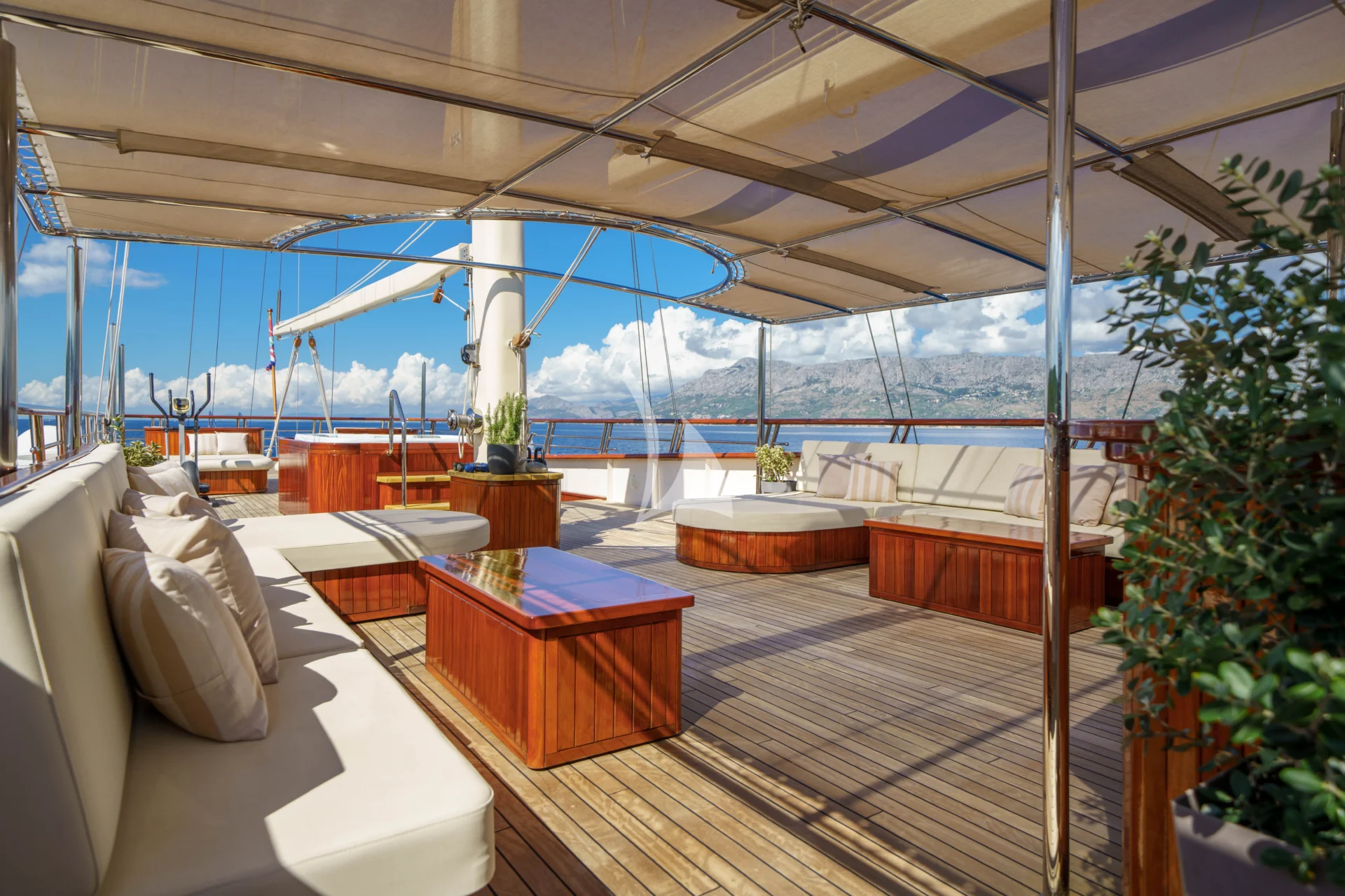 SON DE MAR Charter Yacht