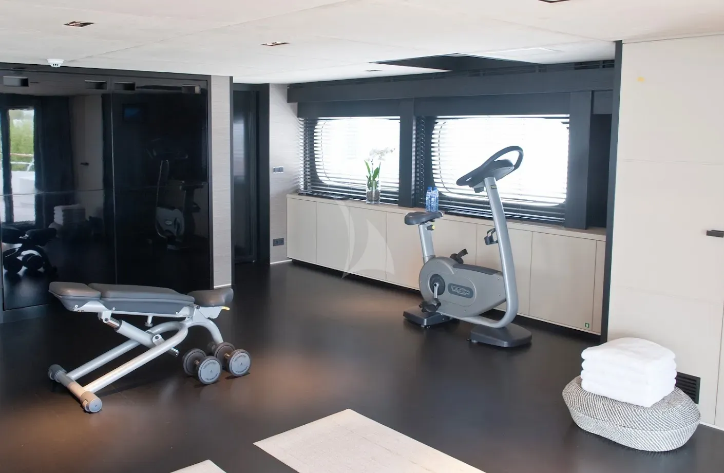 LATITUDE Charter Yacht