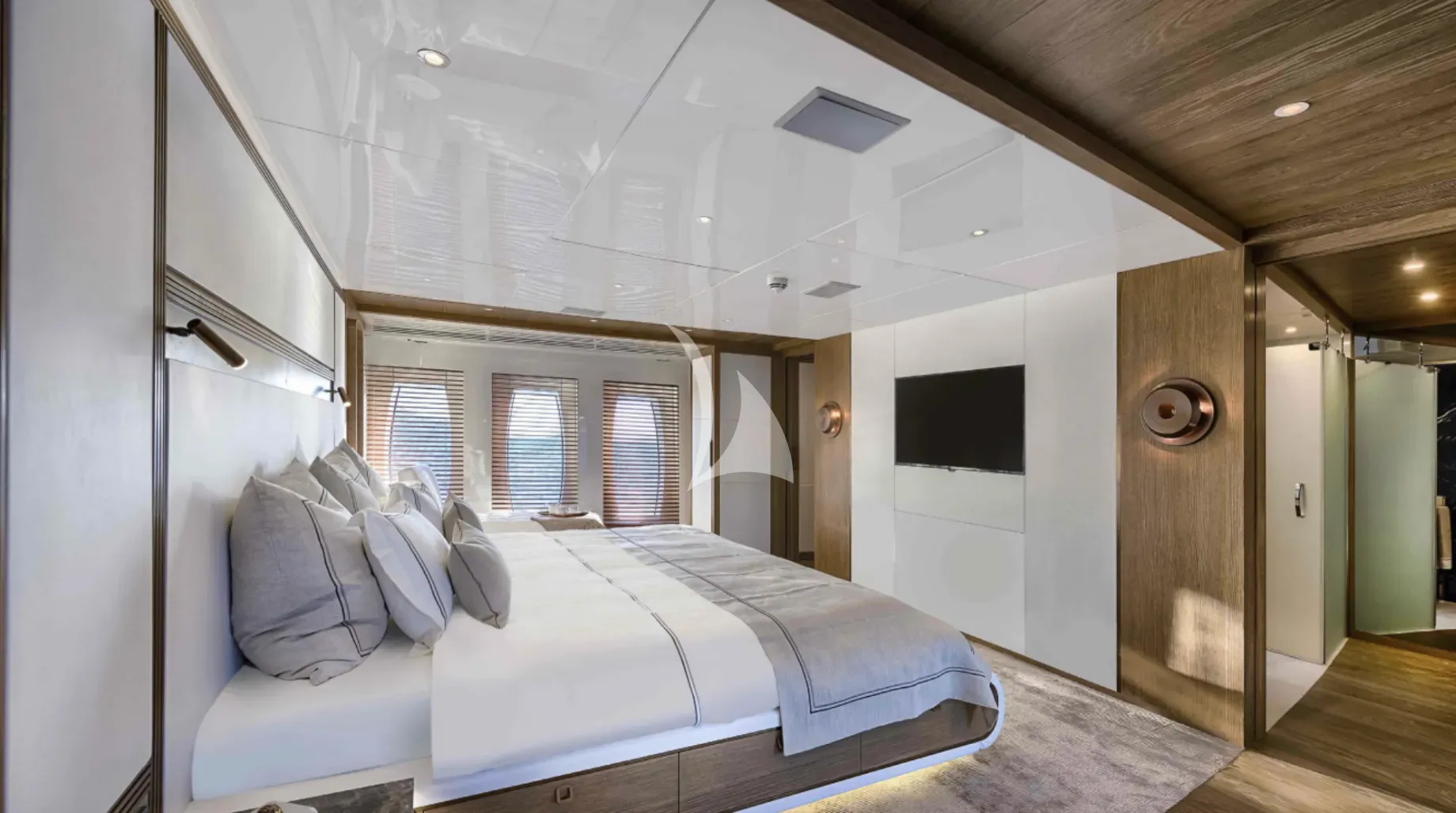 LIQUID SKY Charter Yacht