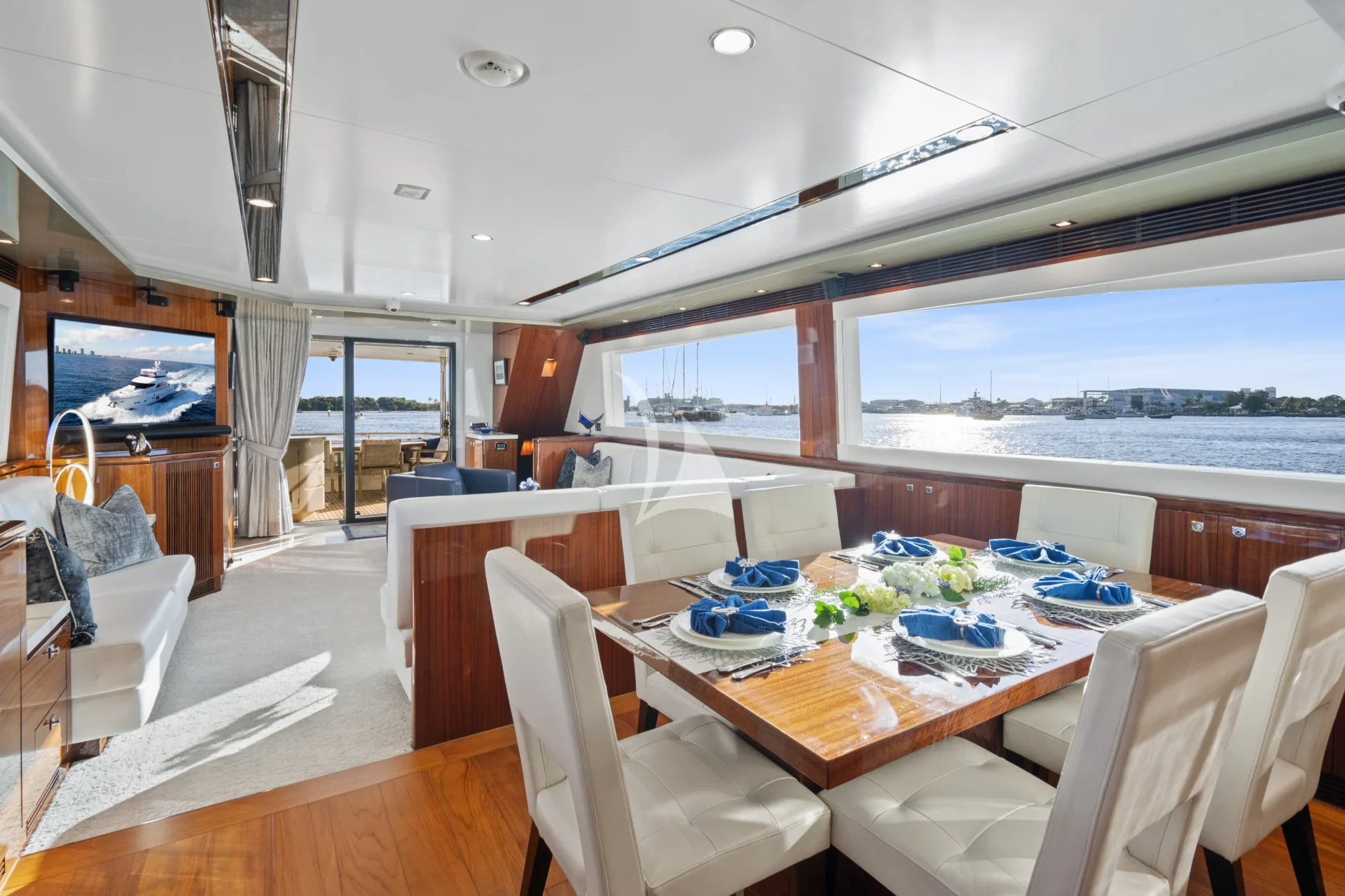 PILOT LOUNGE Charter Yacht