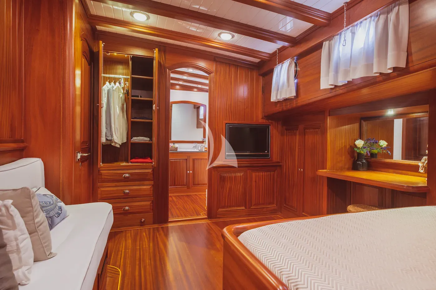 HIC SALTA Charter Yacht