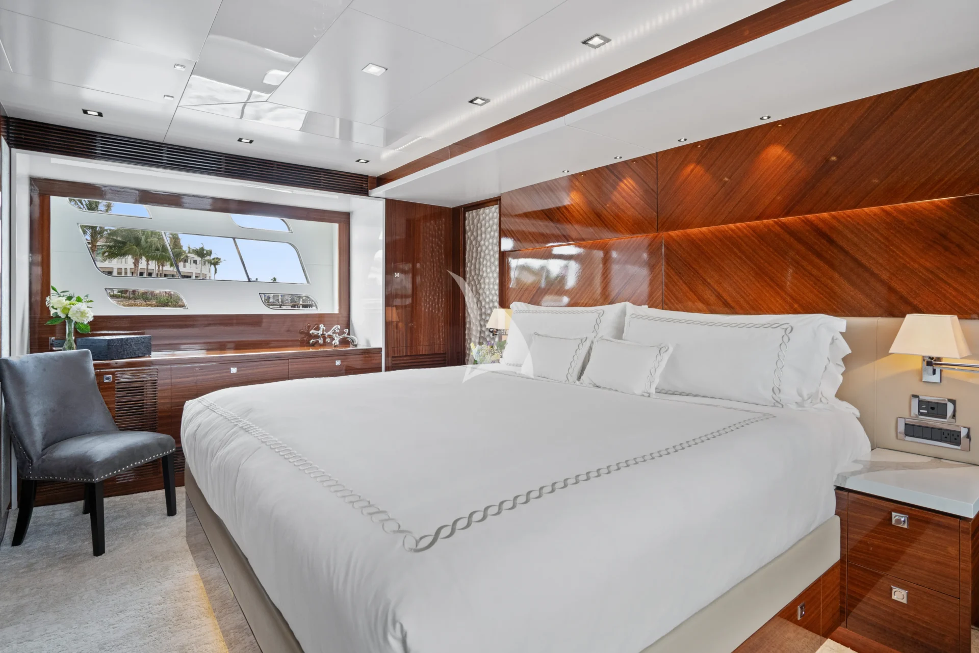 PILOT LOUNGE Charter Yacht