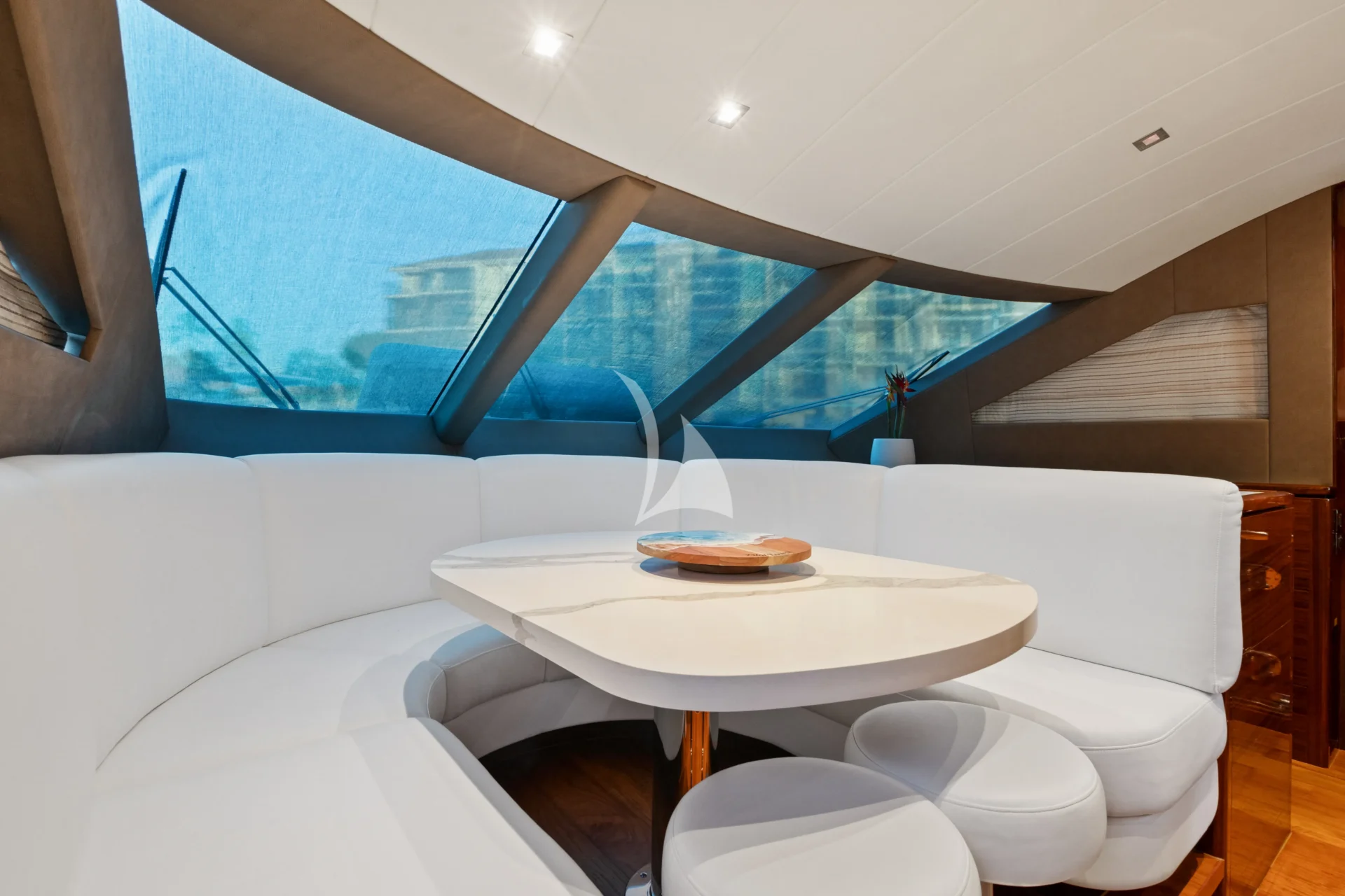PILOT LOUNGE Charter Yacht