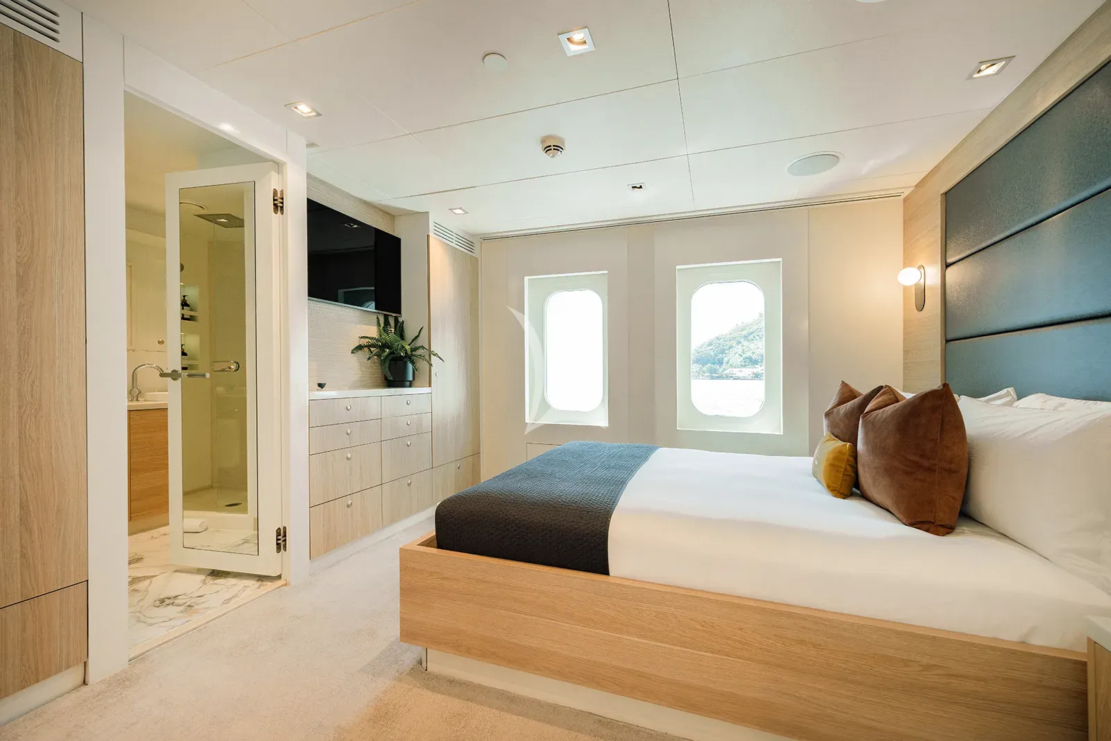 BIG SKY Charter Yacht