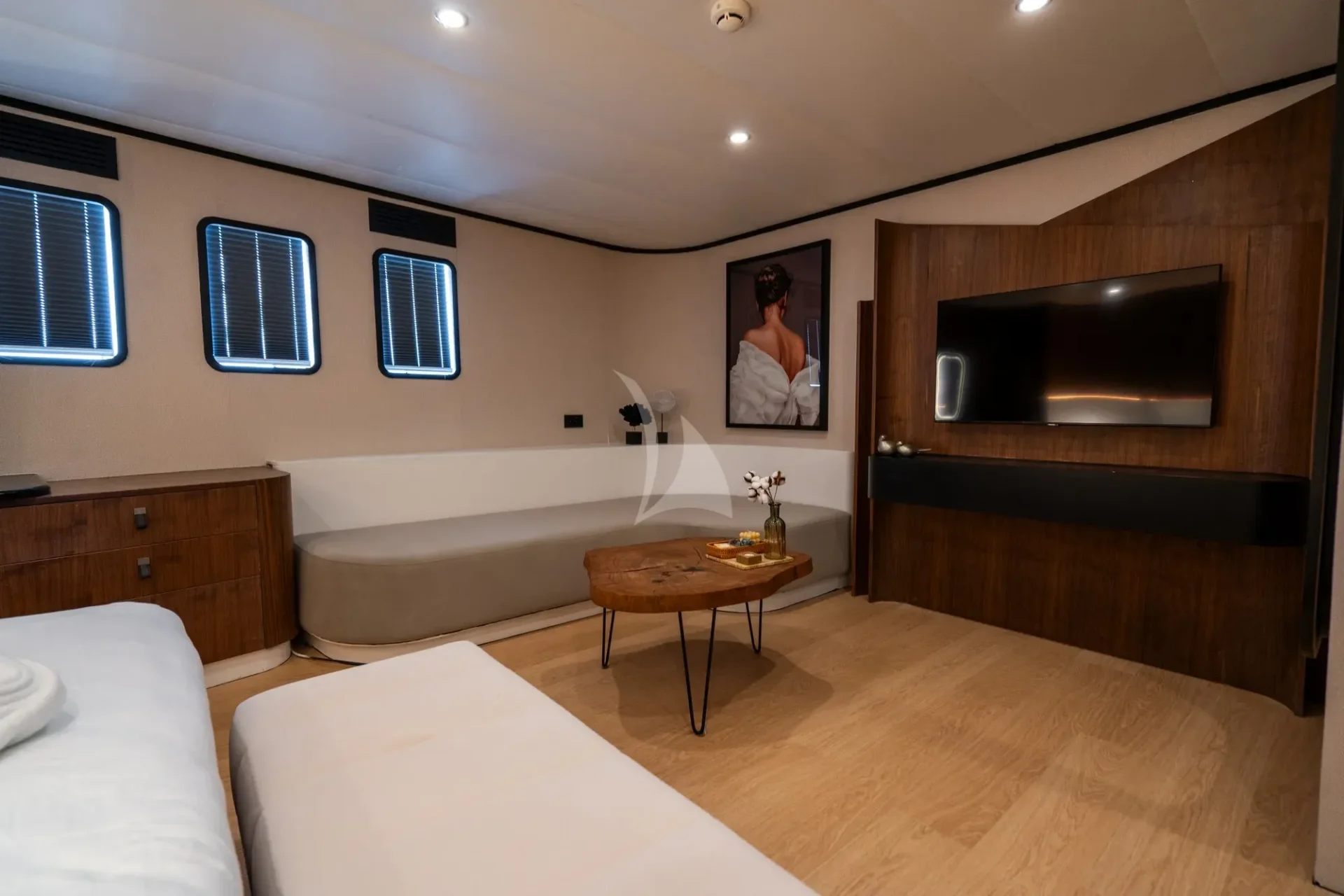 De Love Charter Yacht