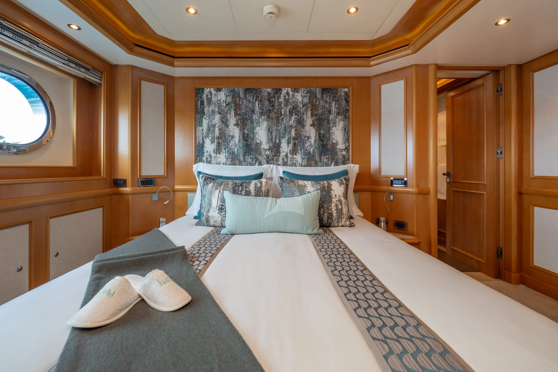 HANA Charter Yacht