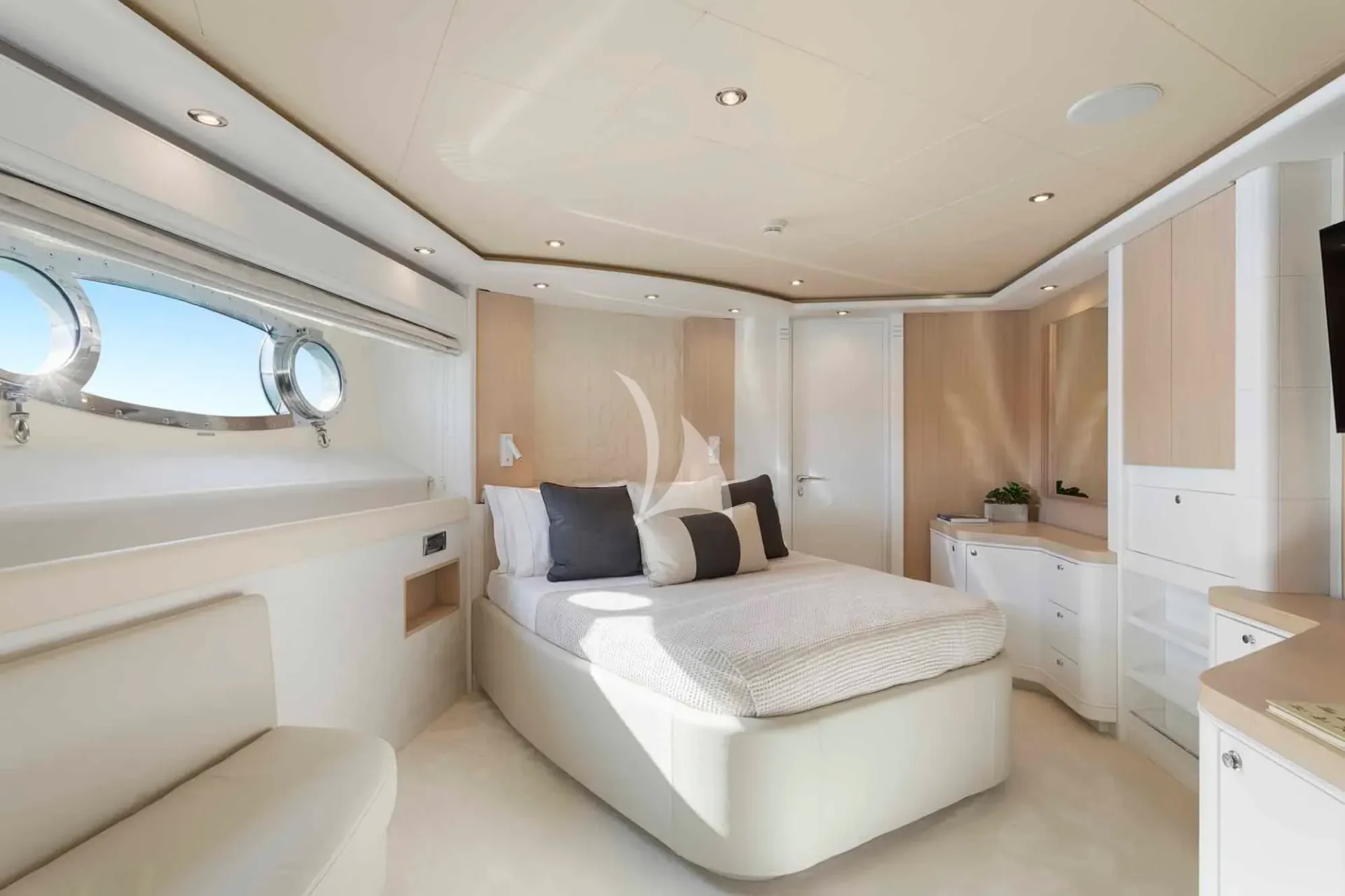 PARADISE Charter Yacht