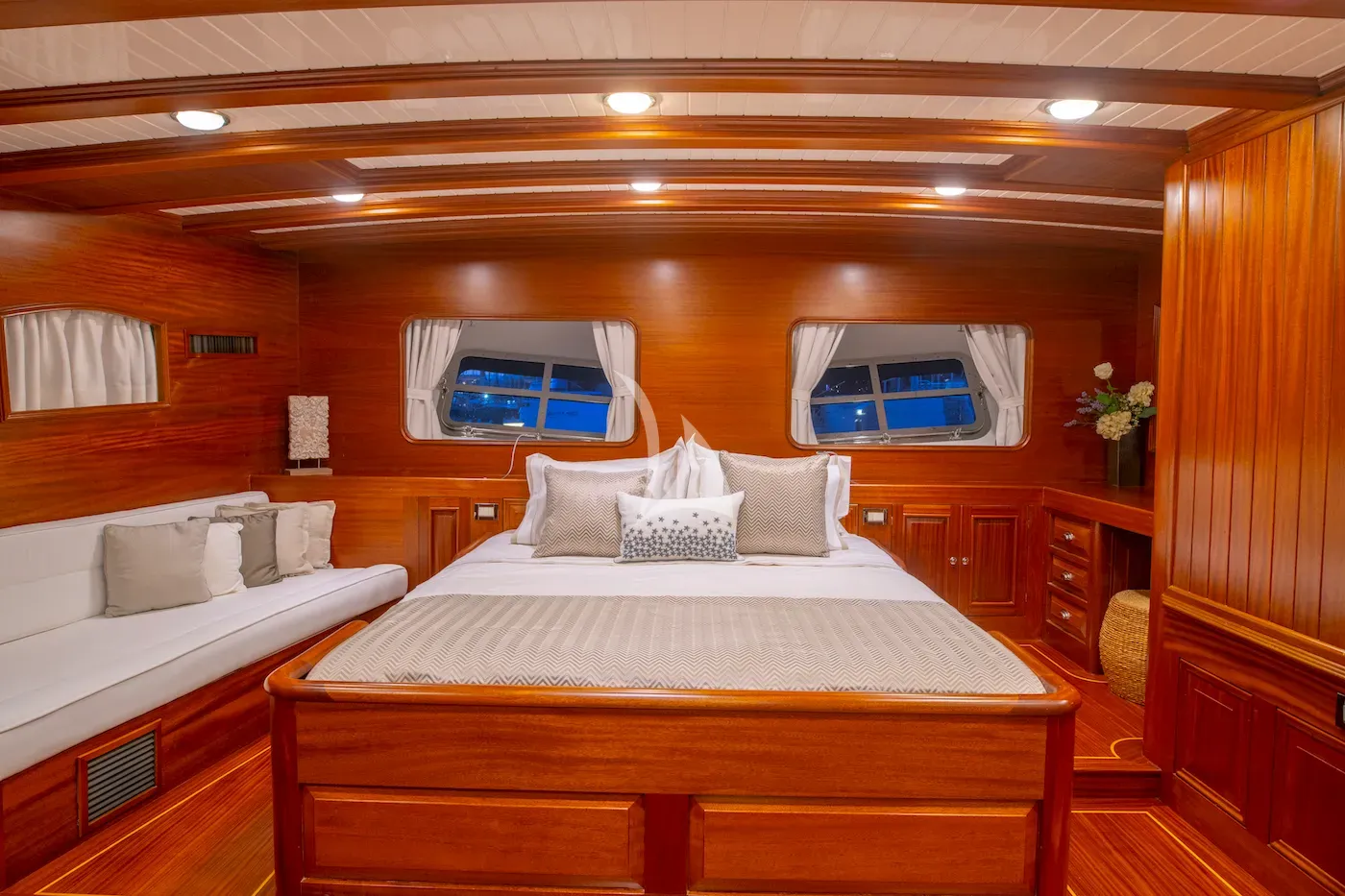 HIC SALTA Charter Yacht