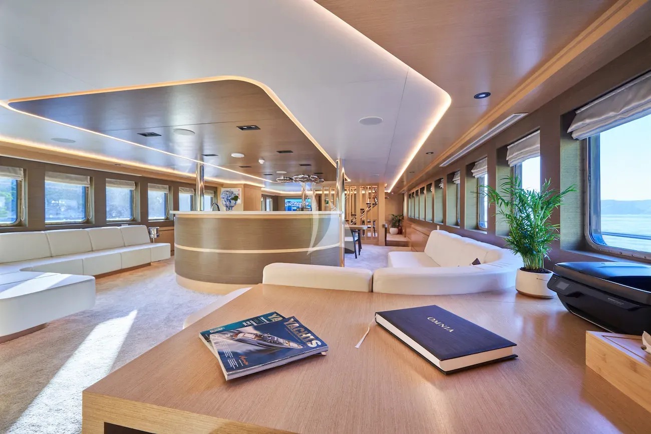 OMNIA Charter Yacht