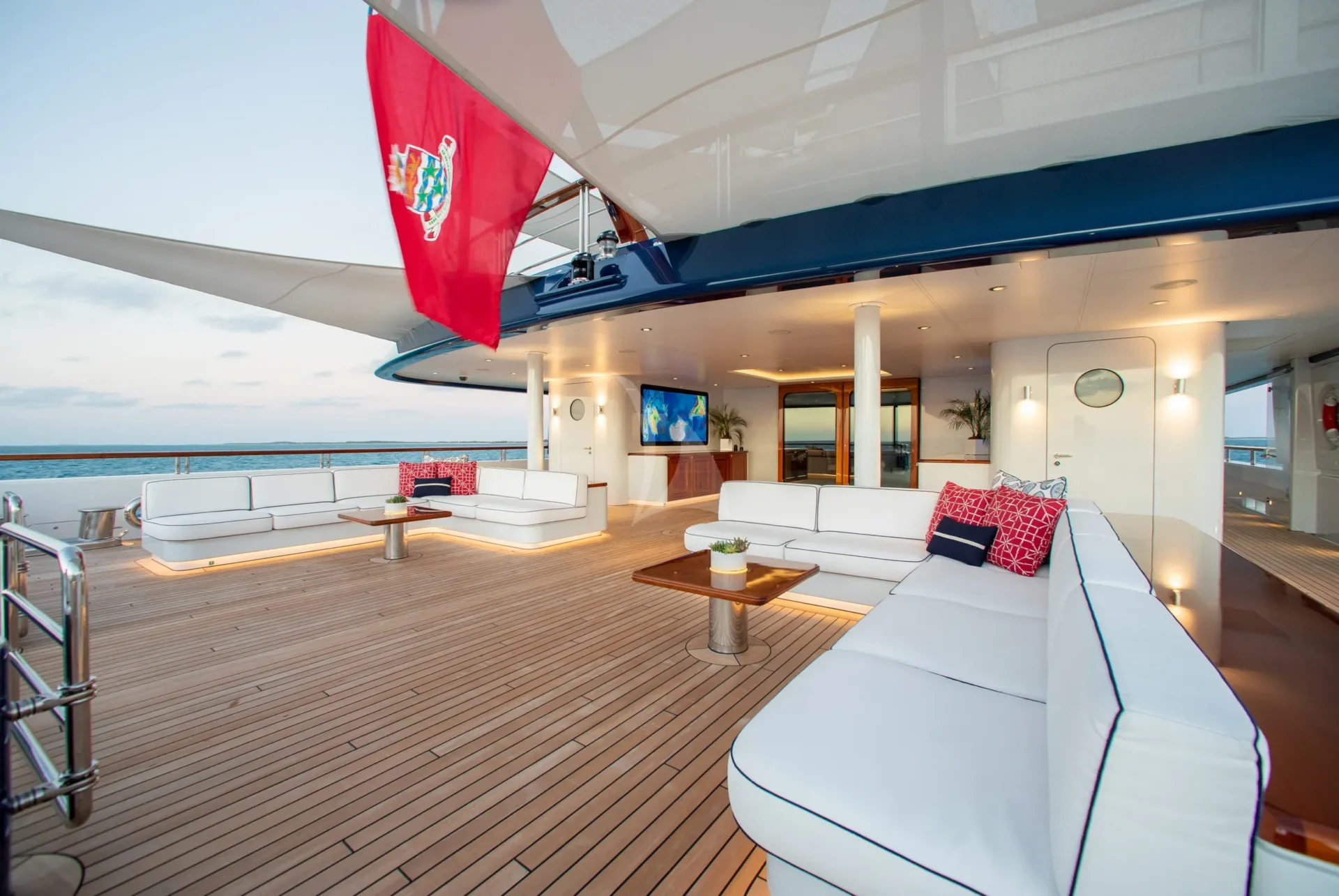 HUNTRESS Charter Yacht