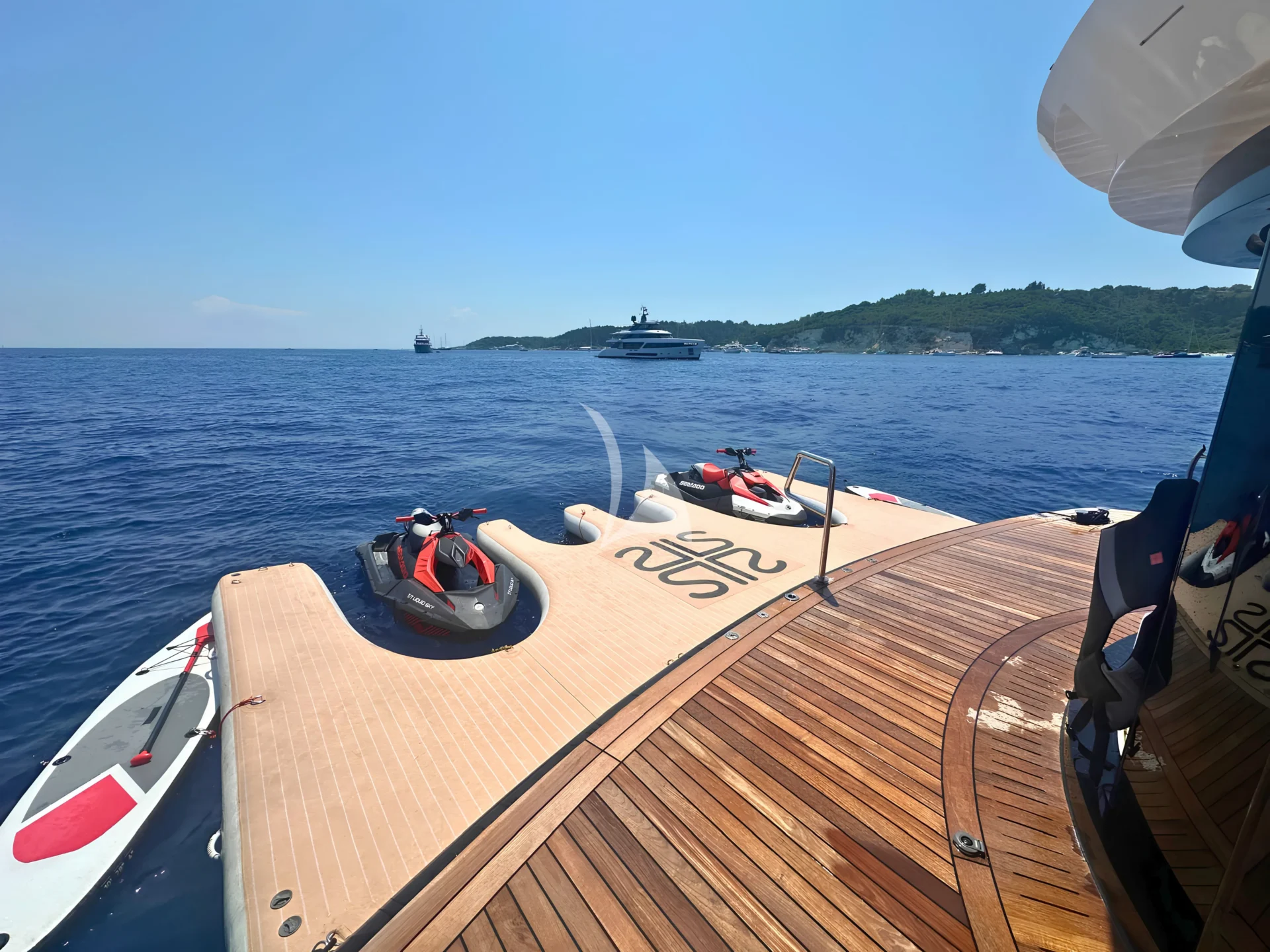 LIQUID SKY Charter Yacht