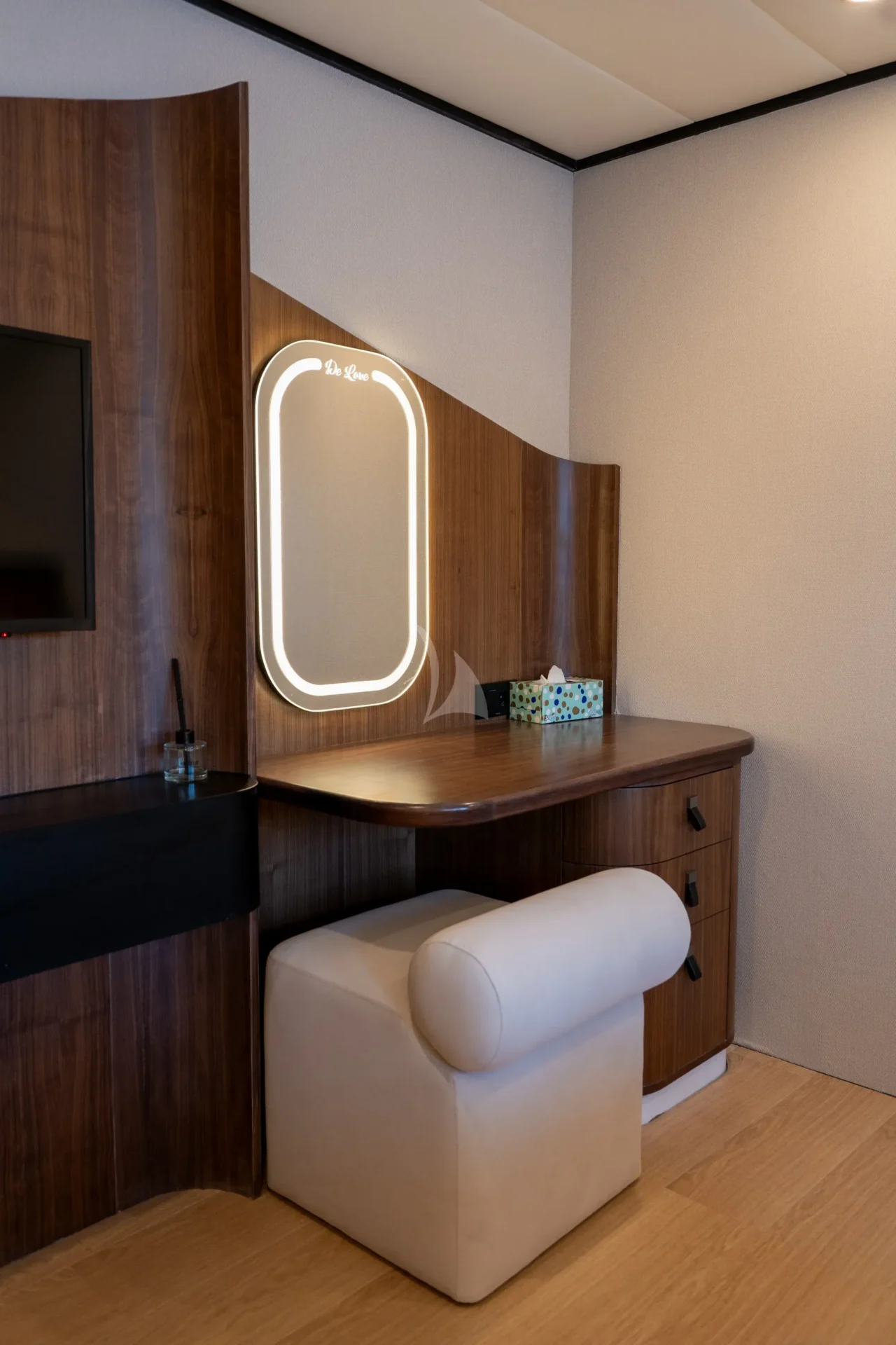 De Love Charter Yacht