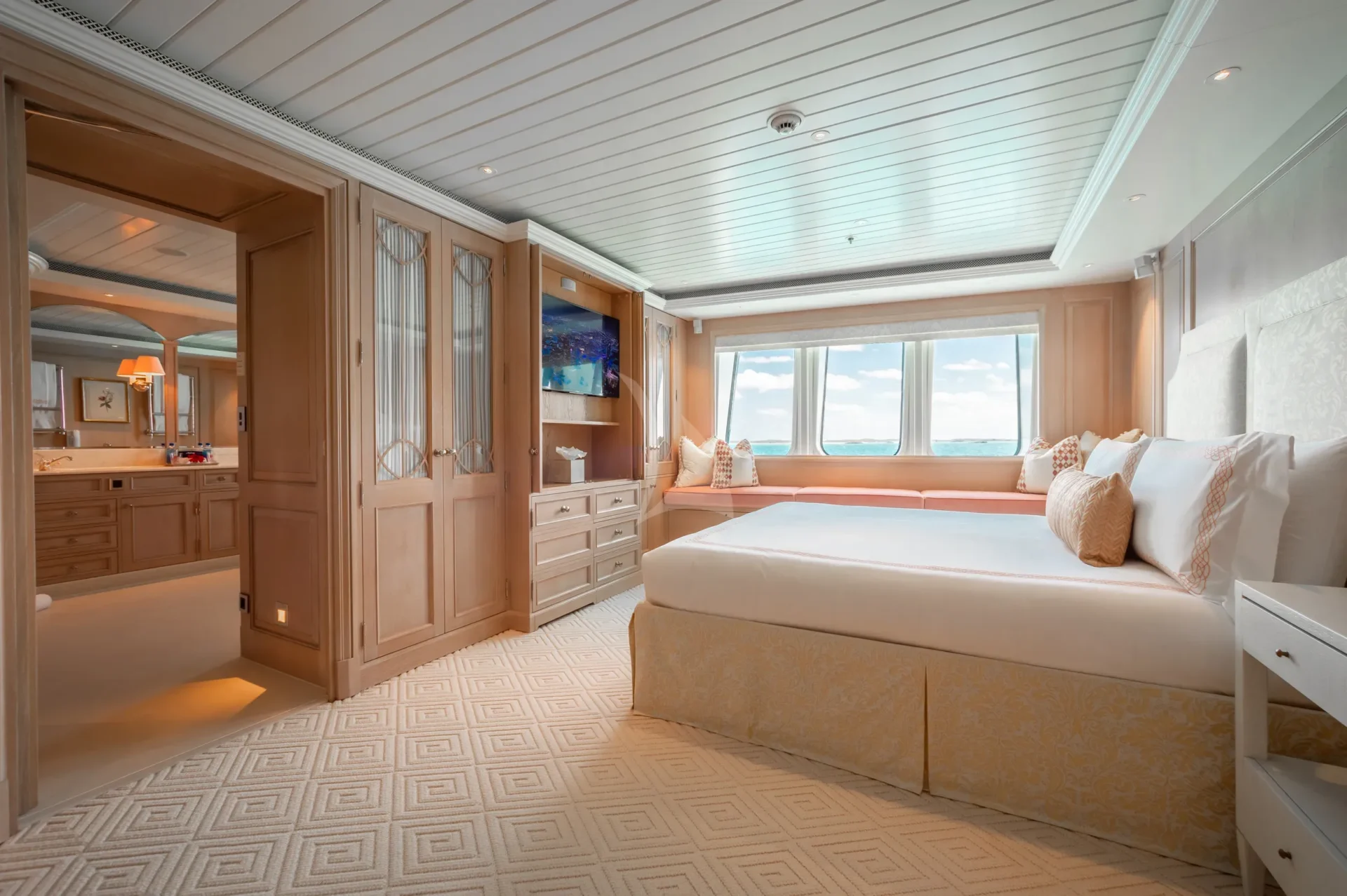 HUNTRESS Charter Yacht