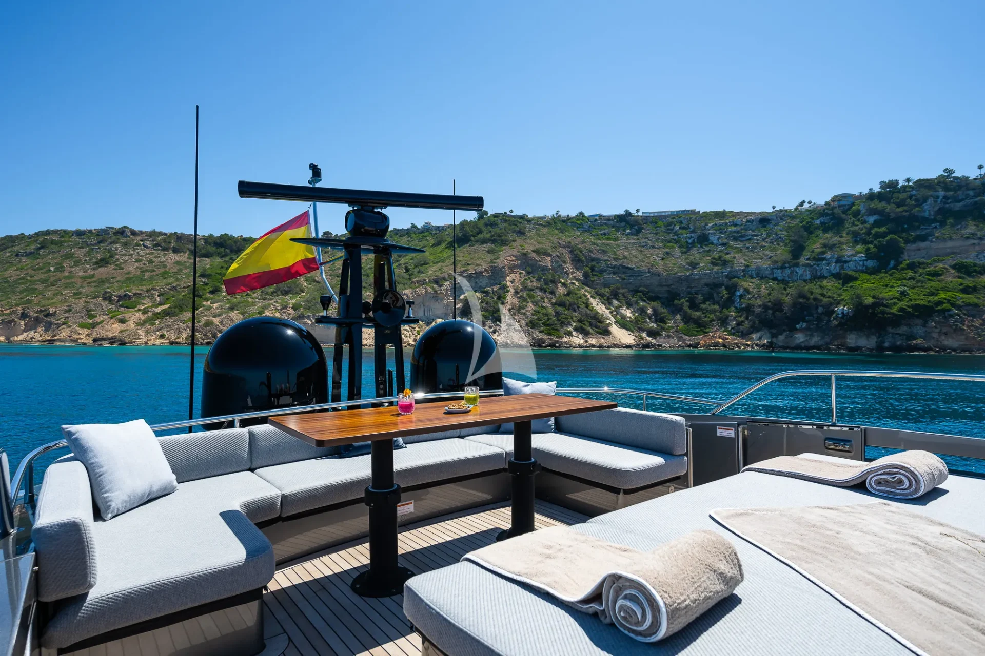 EL MACANN Charter Yacht