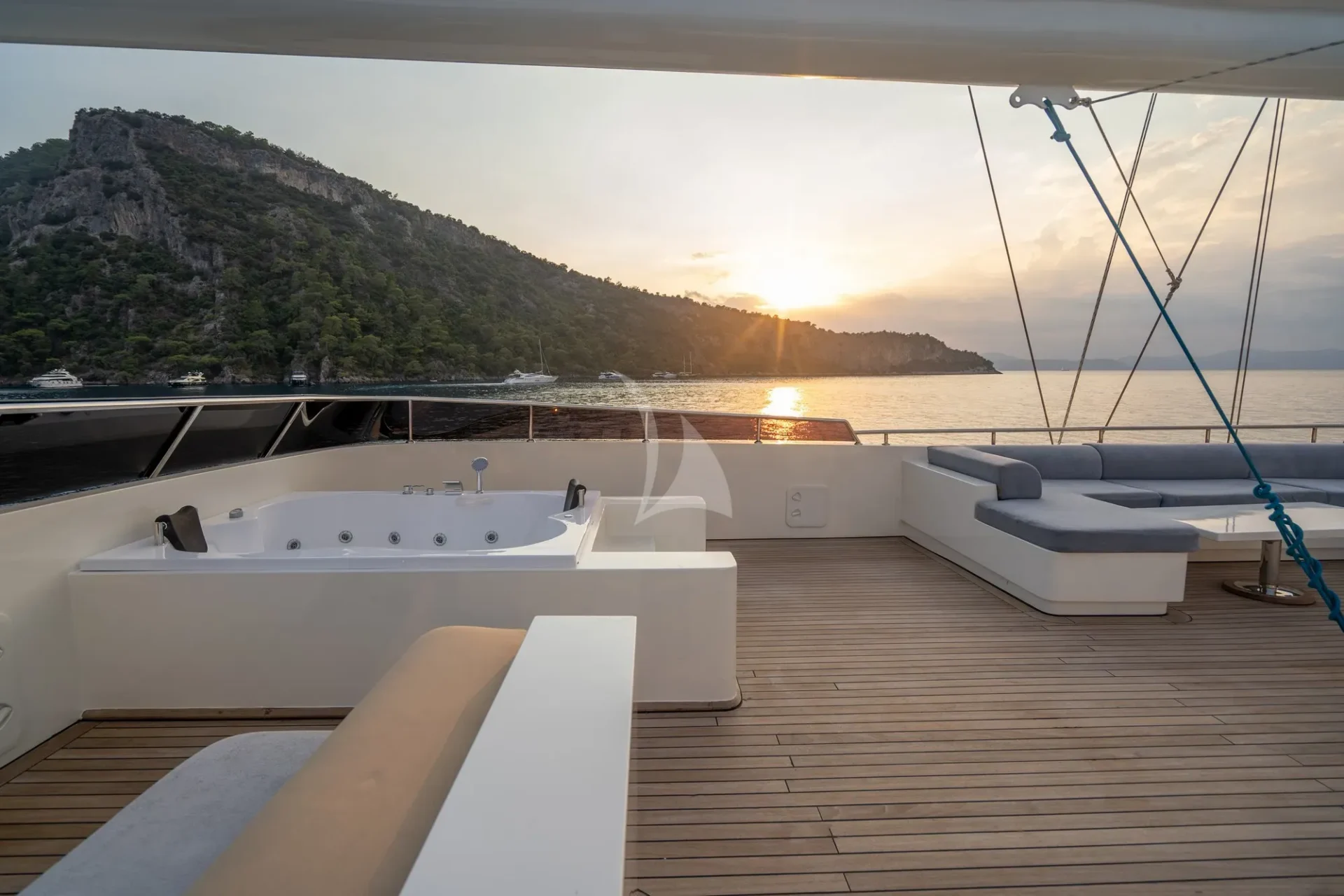De Love Charter Yacht