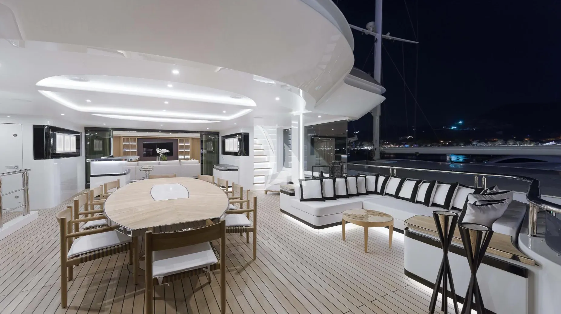 LIQUID SKY Charter Yacht
