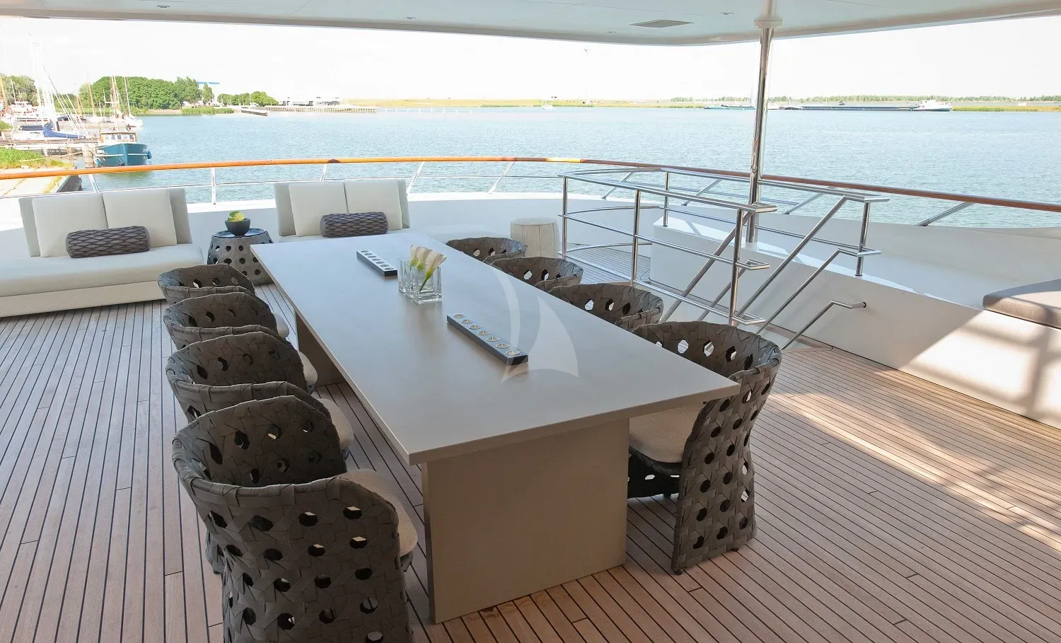 LATITUDE Charter Yacht