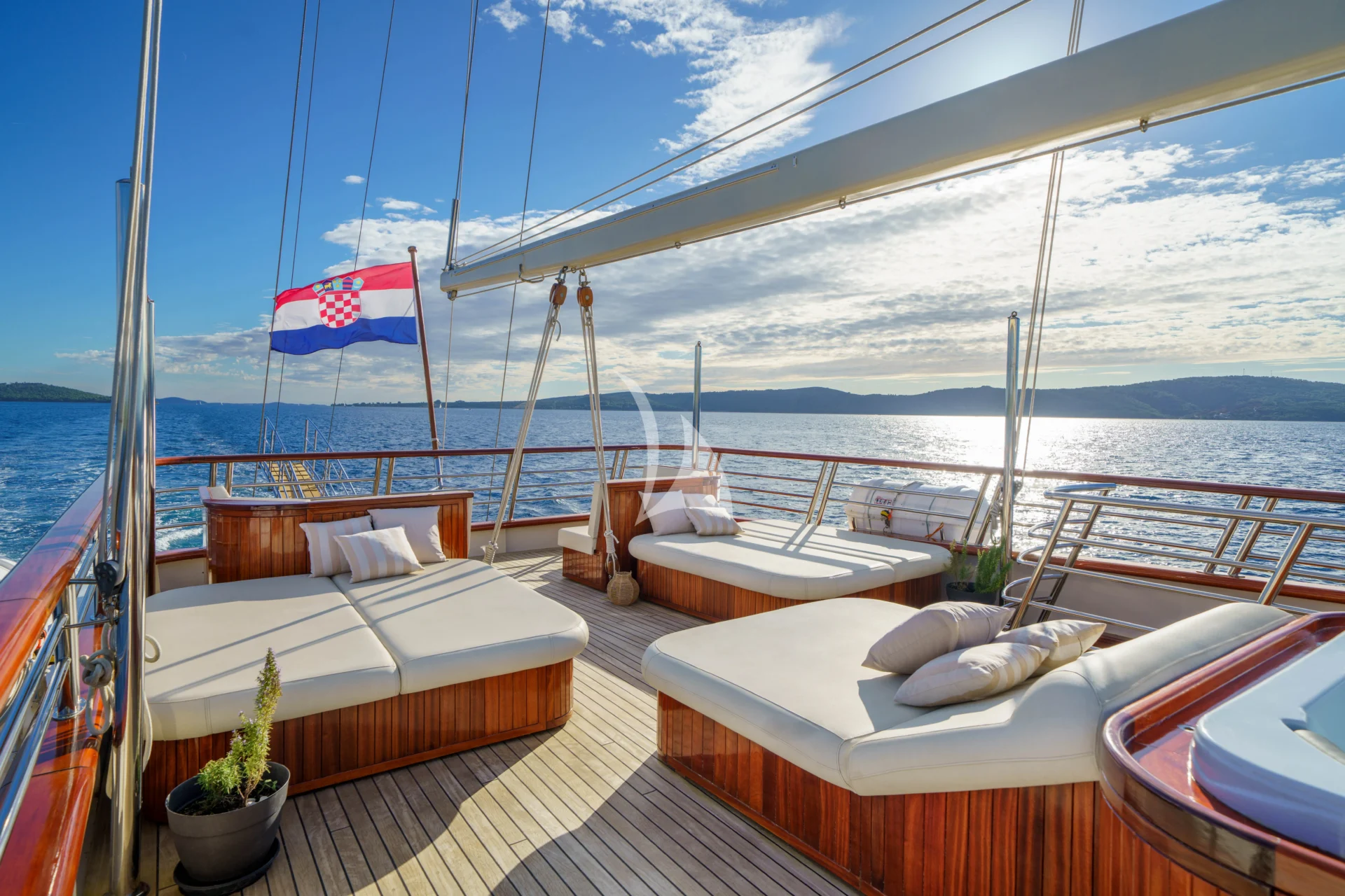 SON DE MAR Charter Yacht