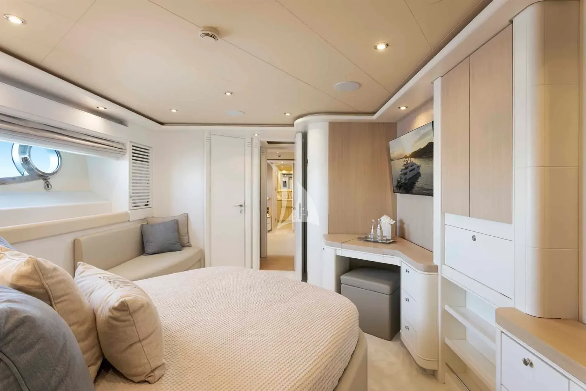 PARADISE Charter Yacht