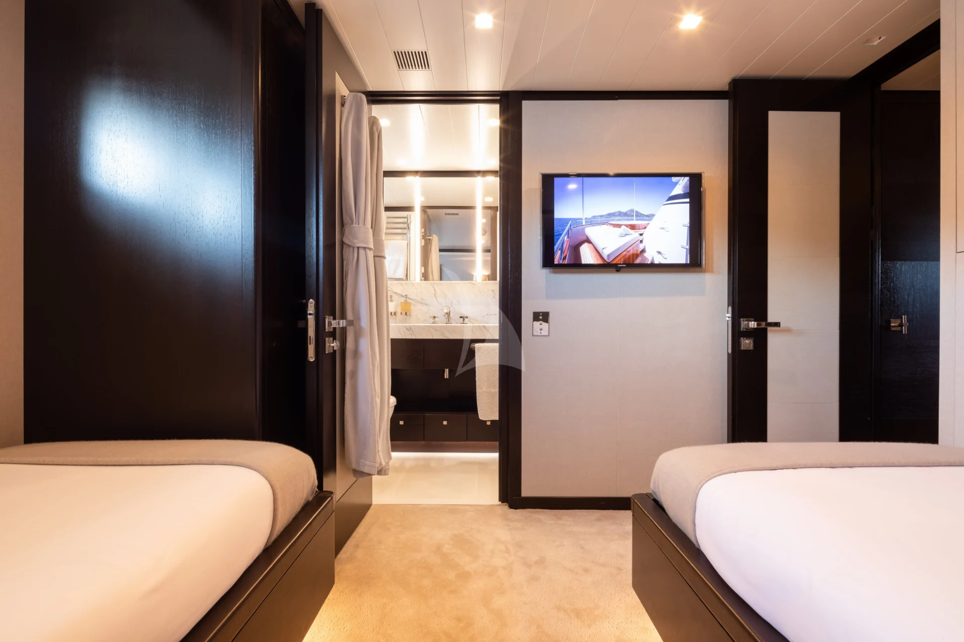 MIRAGE Charter Yacht