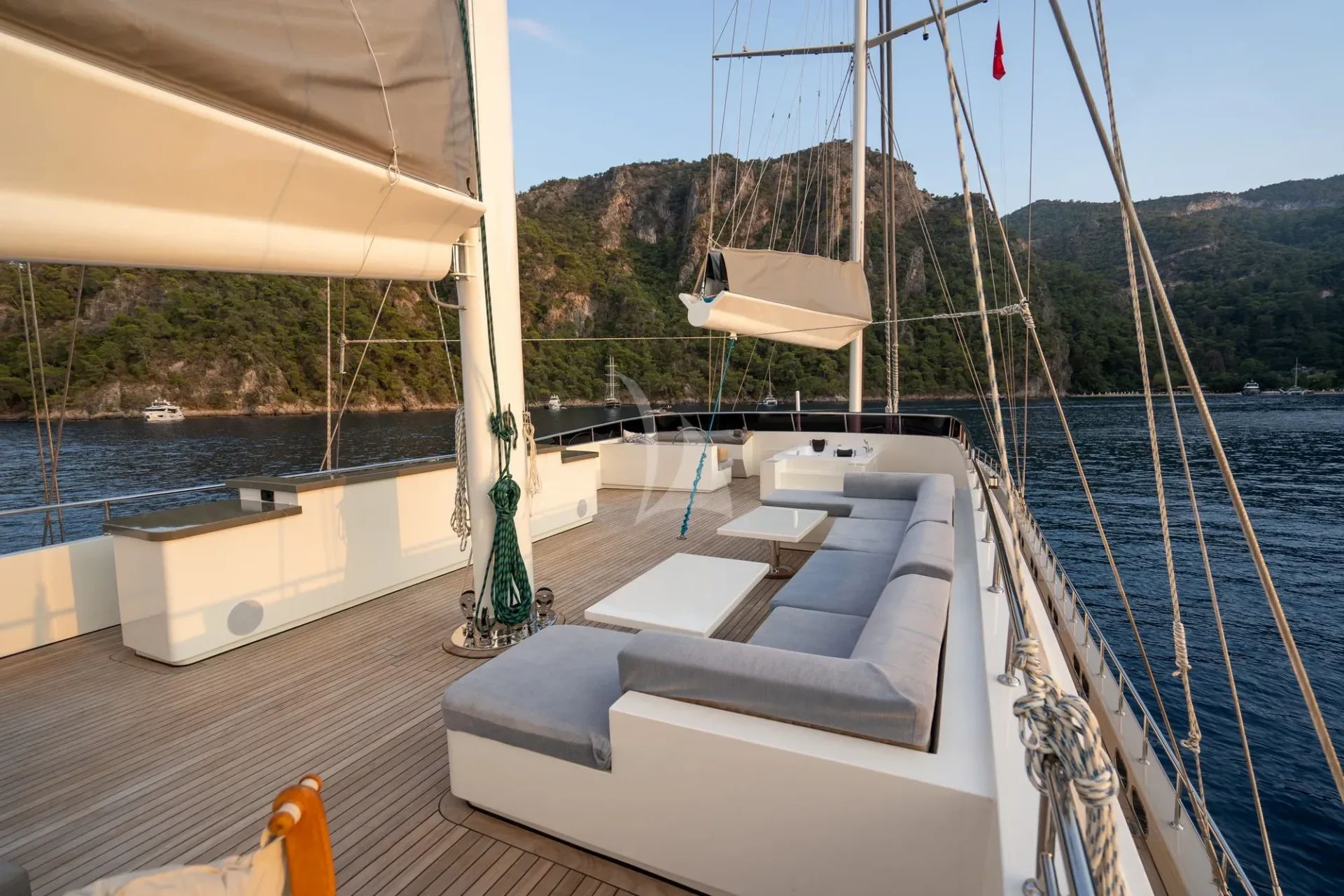 De Love Charter Yacht