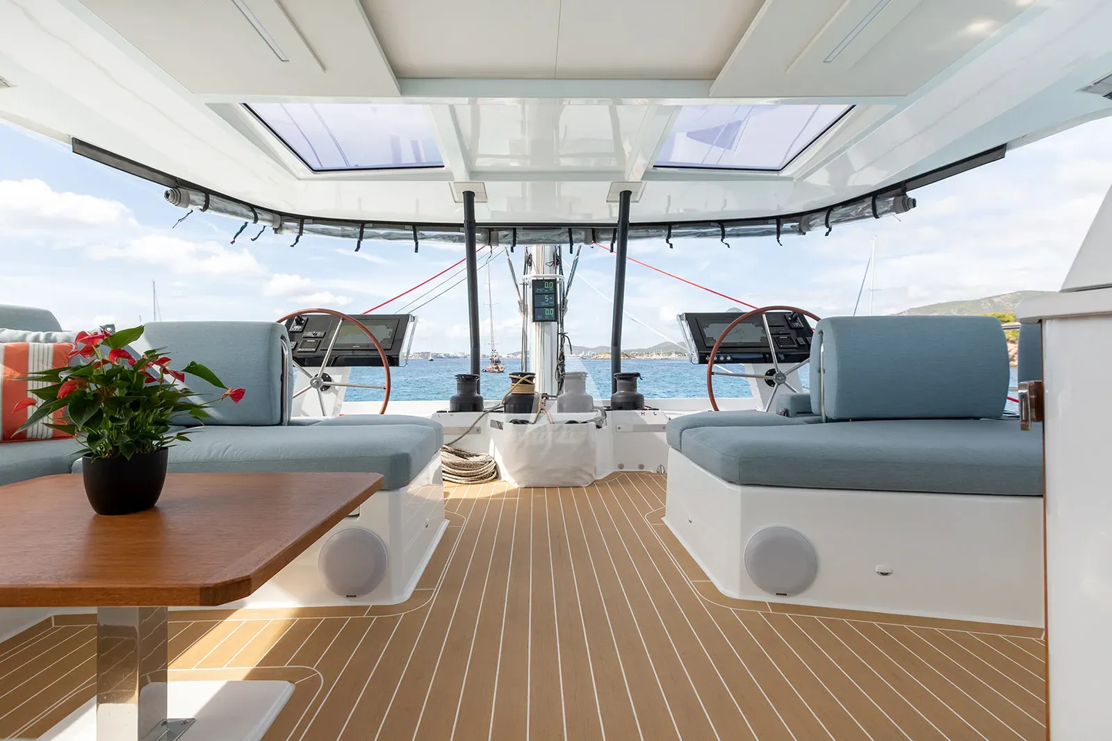 VAGATOR Charter Yacht