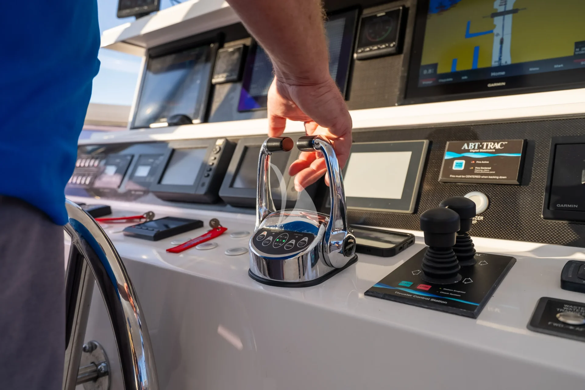 PILOT LOUNGE Charter Yacht